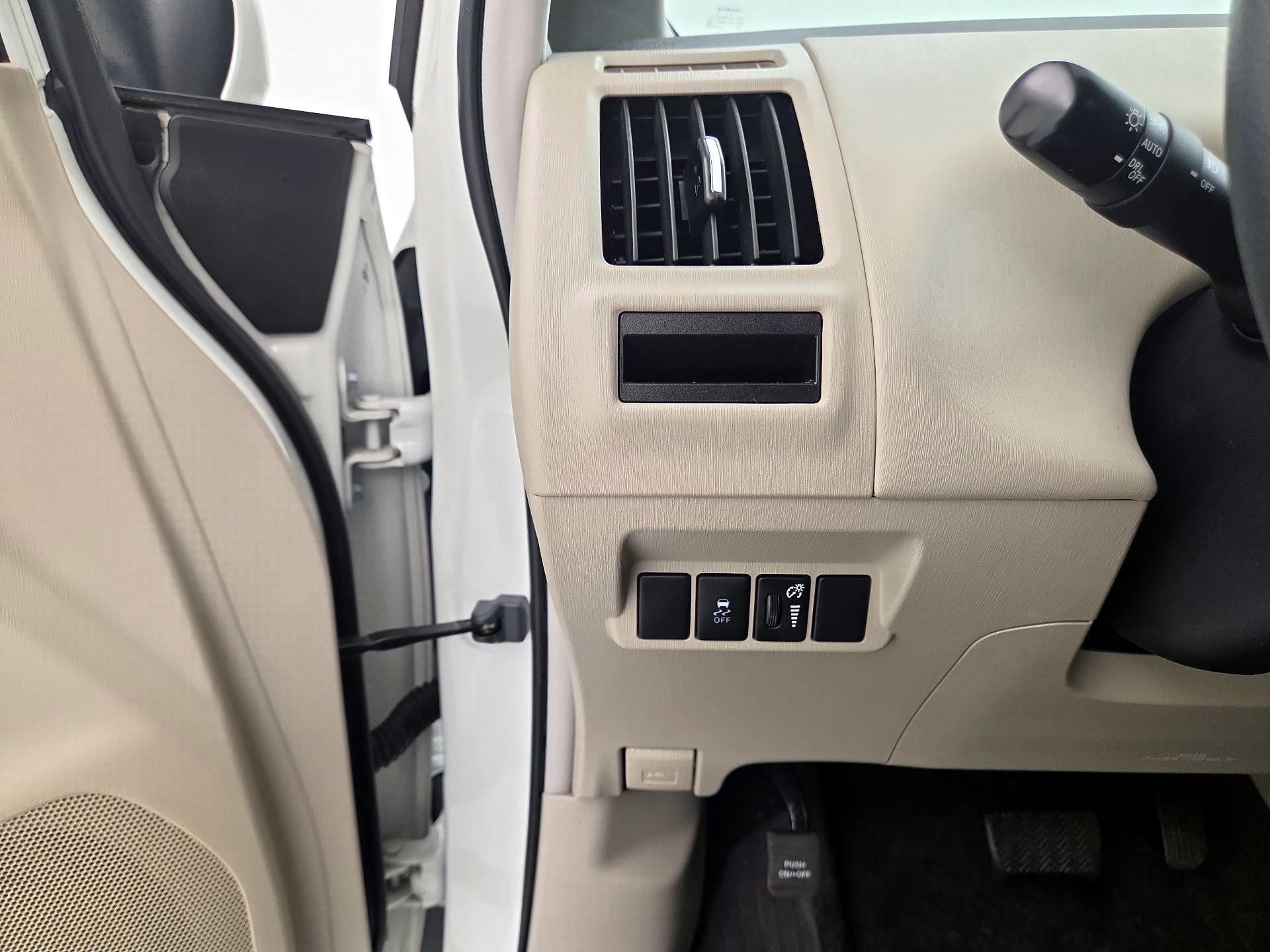 Thumbnail: 2017 Toyota Prius v - 13