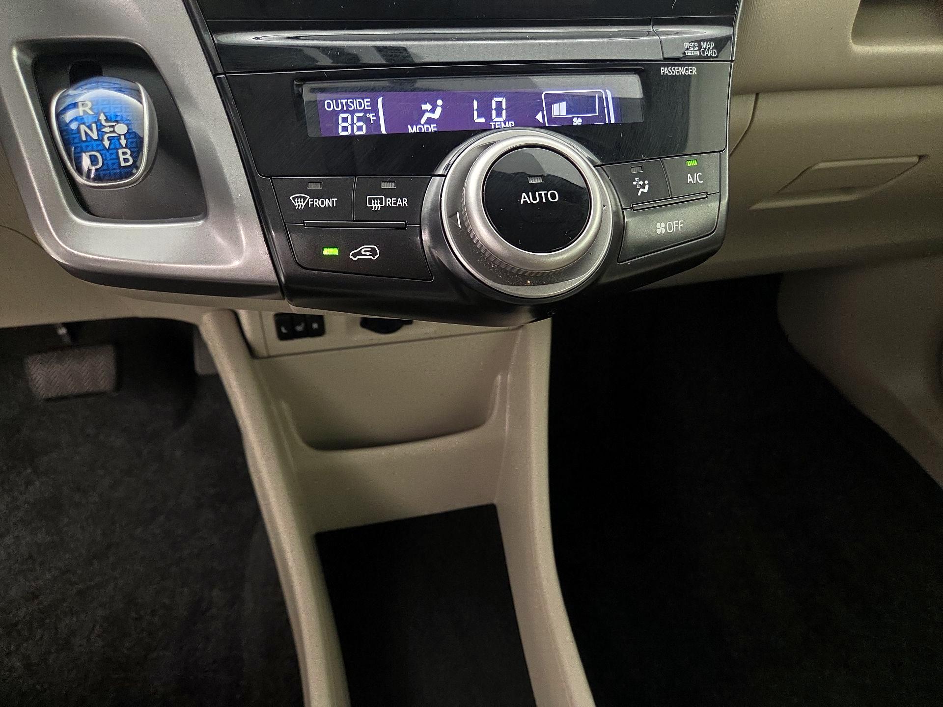 Thumbnail: 2017 Toyota Prius v - 17