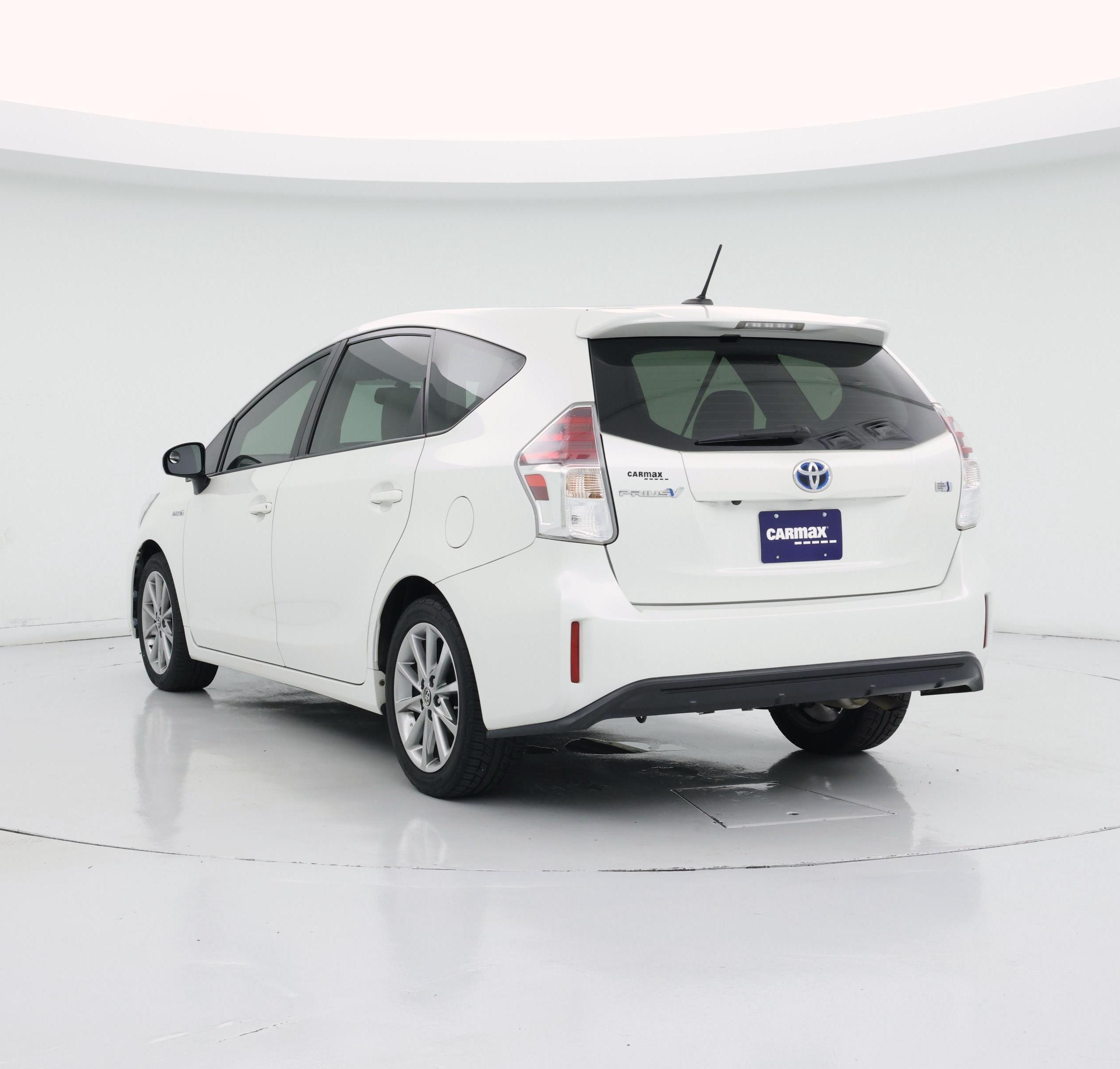 Thumbnail: 2017 Toyota Prius v - 2