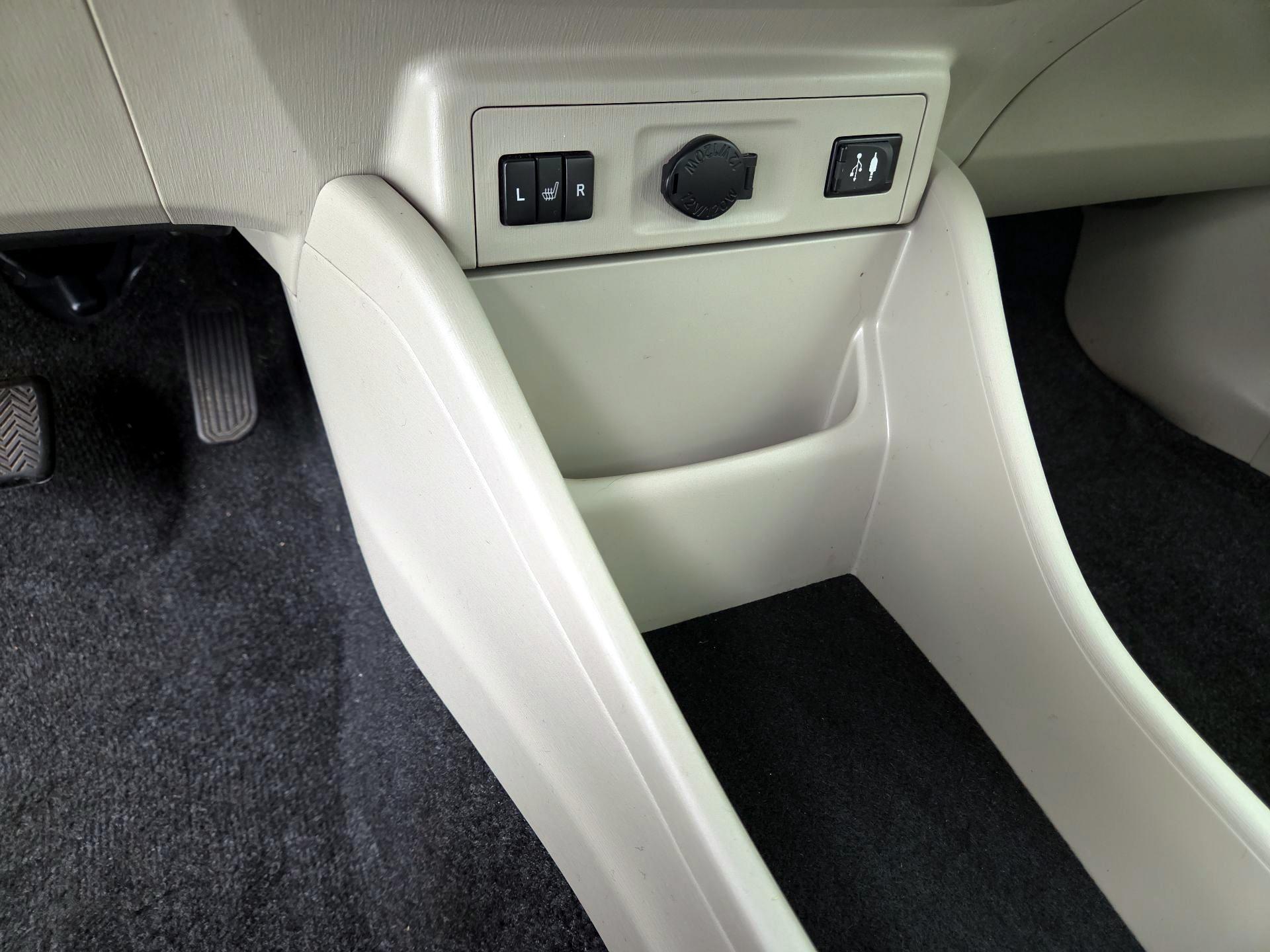 Thumbnail: 2017 Toyota Prius v - 19