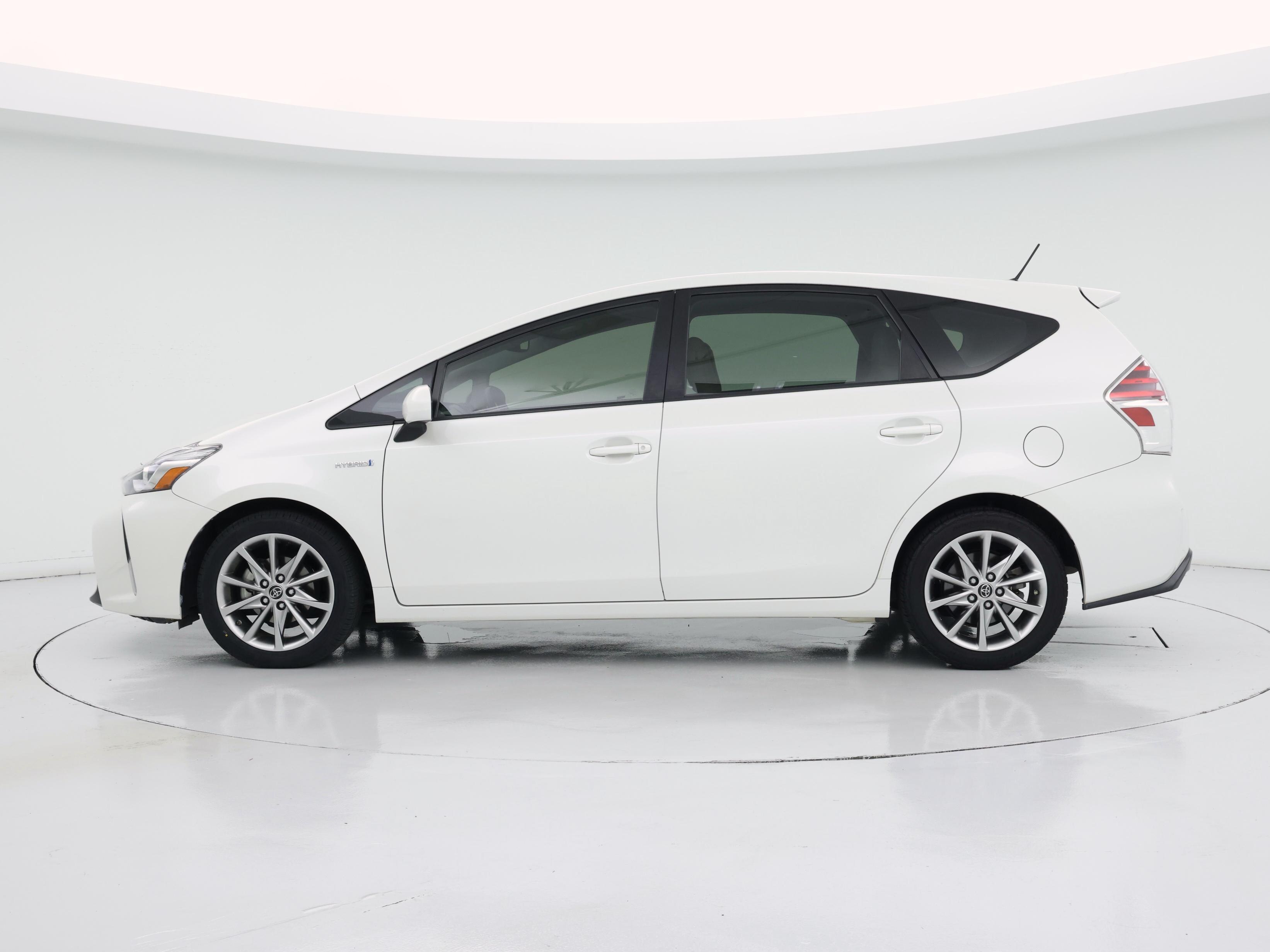 Thumbnail: 2017 Toyota Prius v - 3