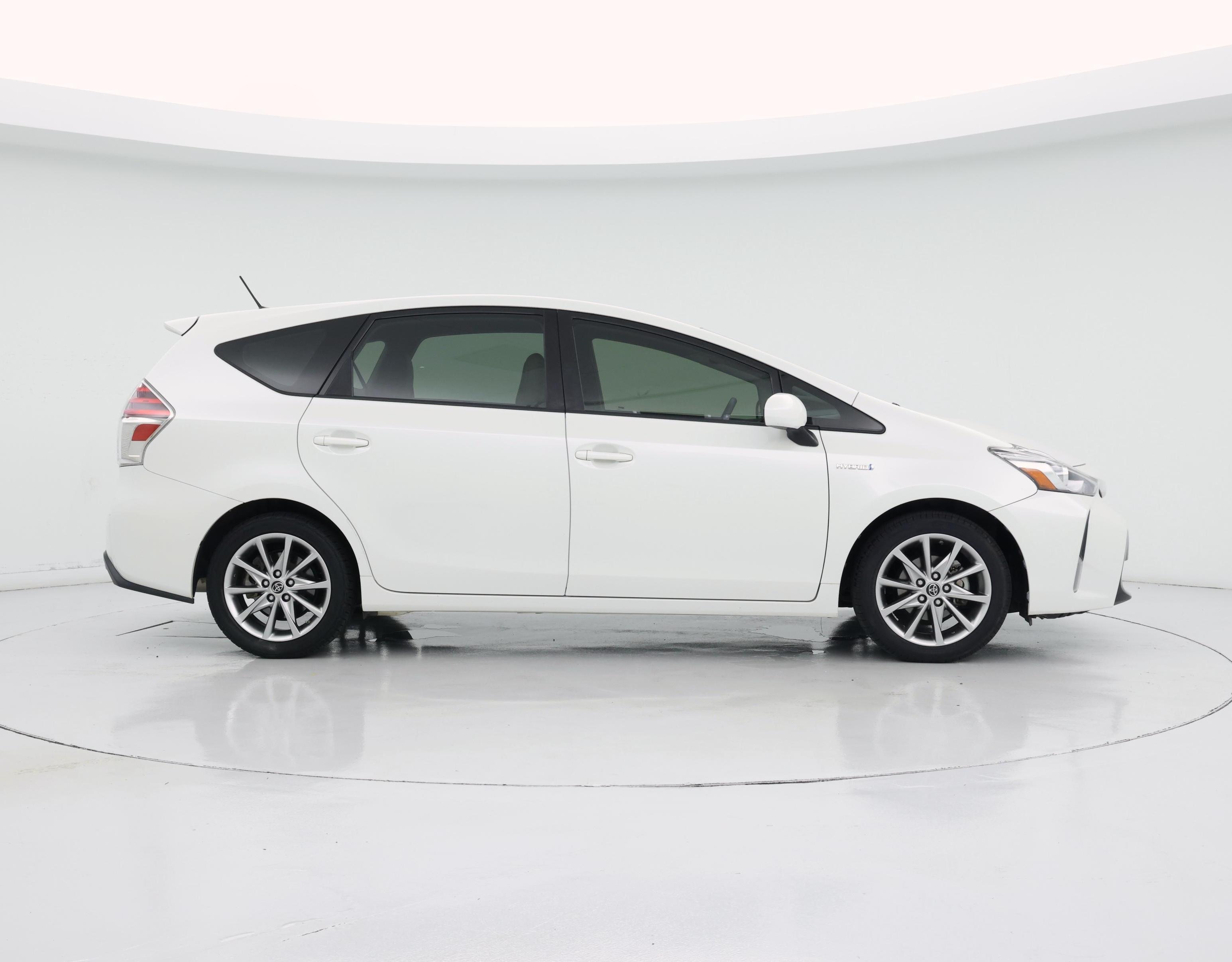 Thumbnail: 2017 Toyota Prius v - 7