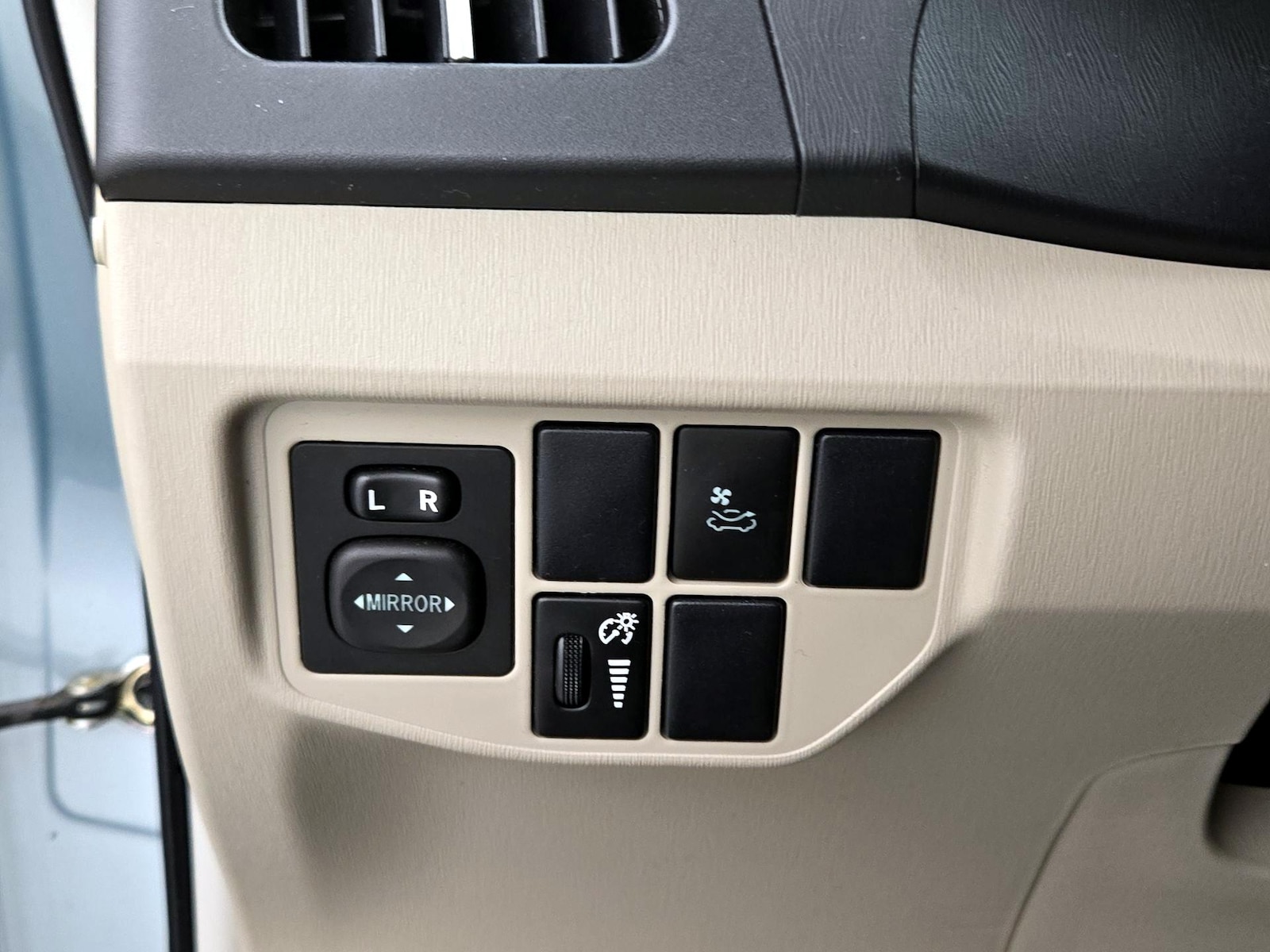 2014 Toyota Prius Four - Photo 14