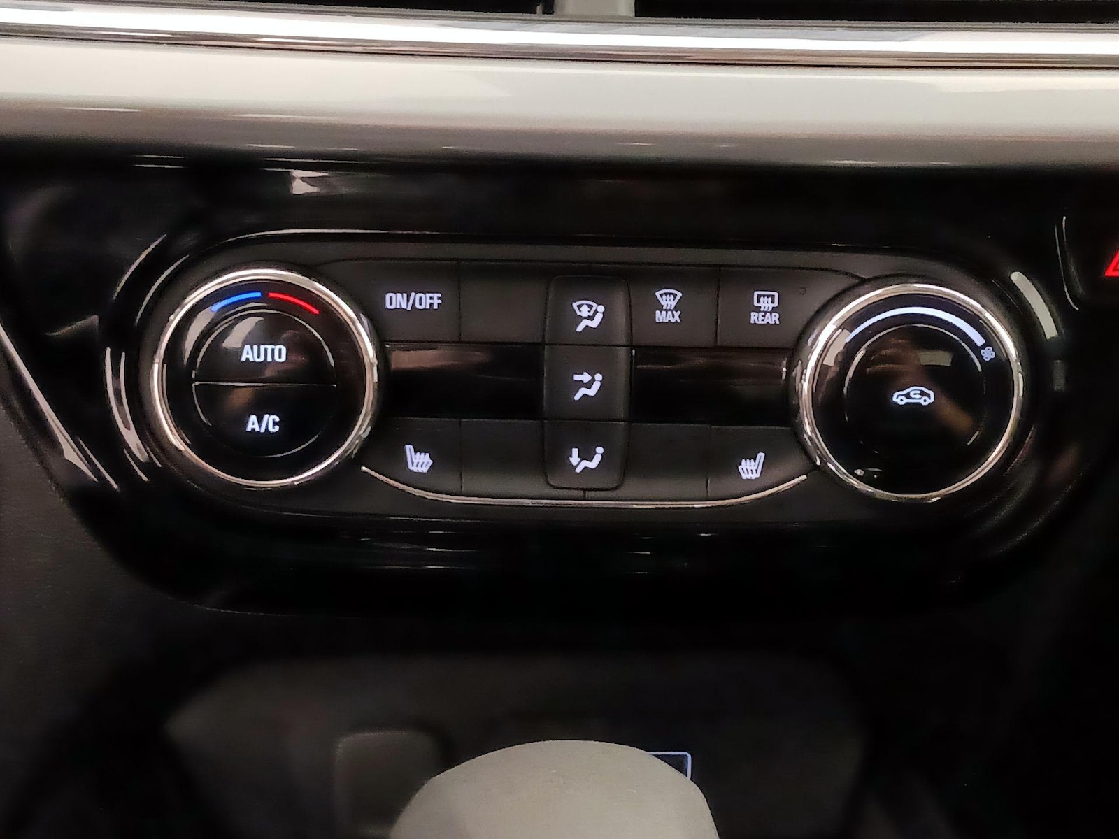 2025 Chevrolet Trax LT - Photo 17