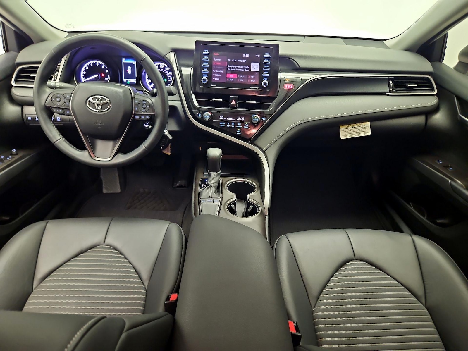 2022 Toyota Camry SE - Photo 10
