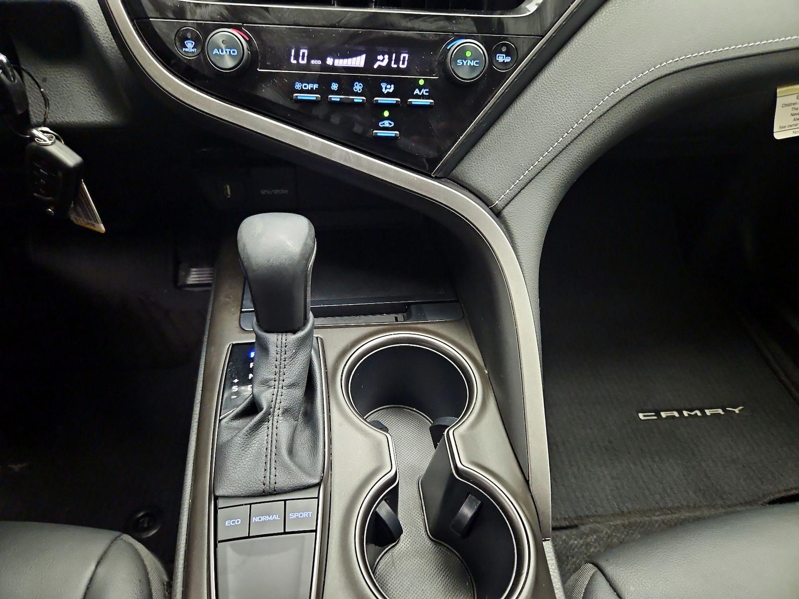 2022 Toyota Camry SE - Photo 17