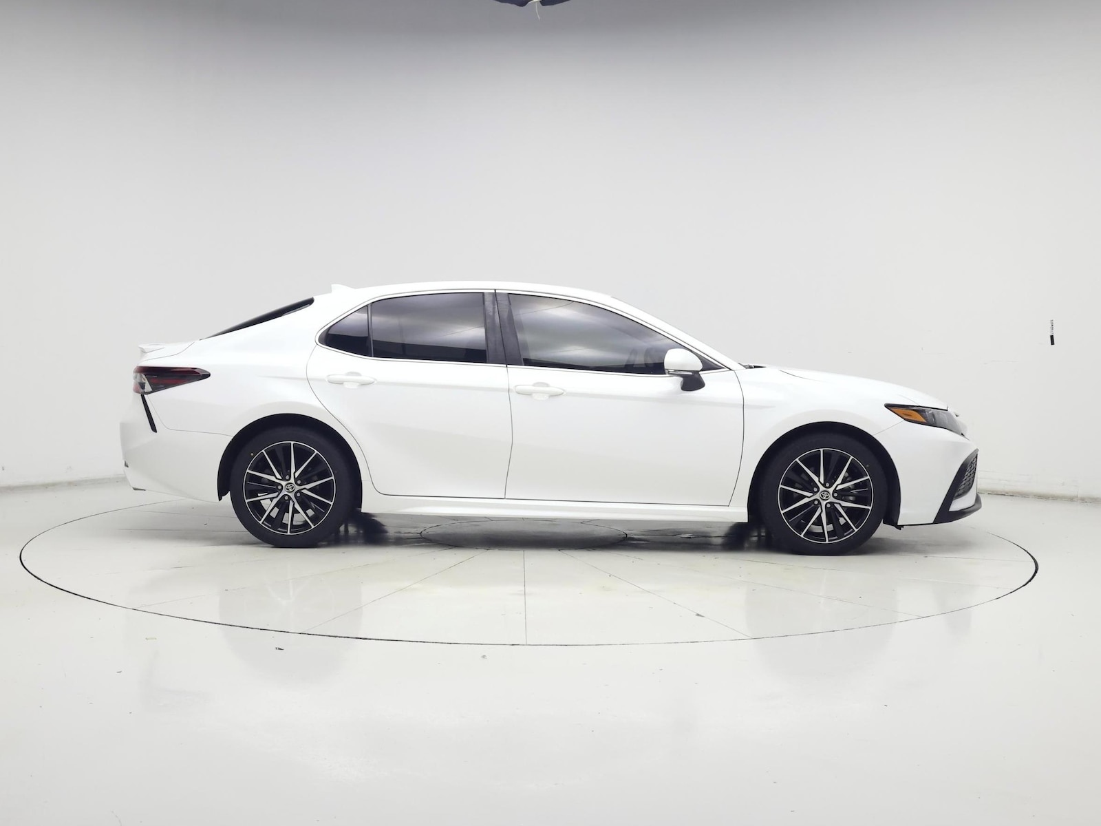 2022 Toyota Camry SE - Photo 8