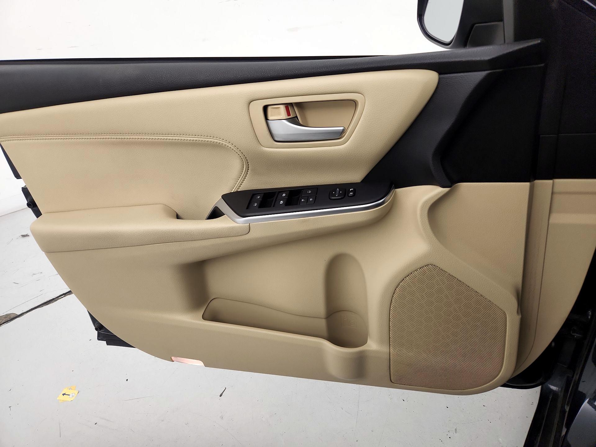 Thumbnail: 2015 Toyota Camry - 12