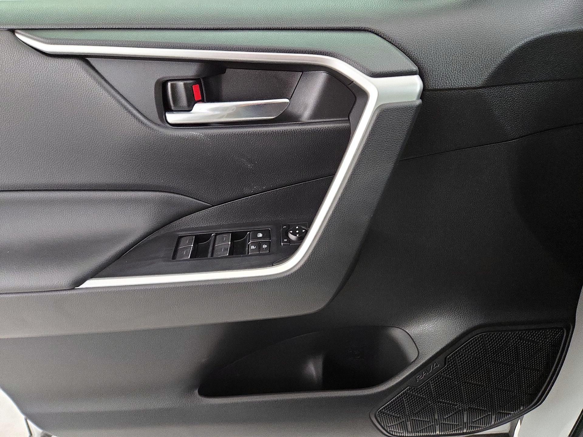 Thumbnail: 2022 Toyota RAV4 - 12