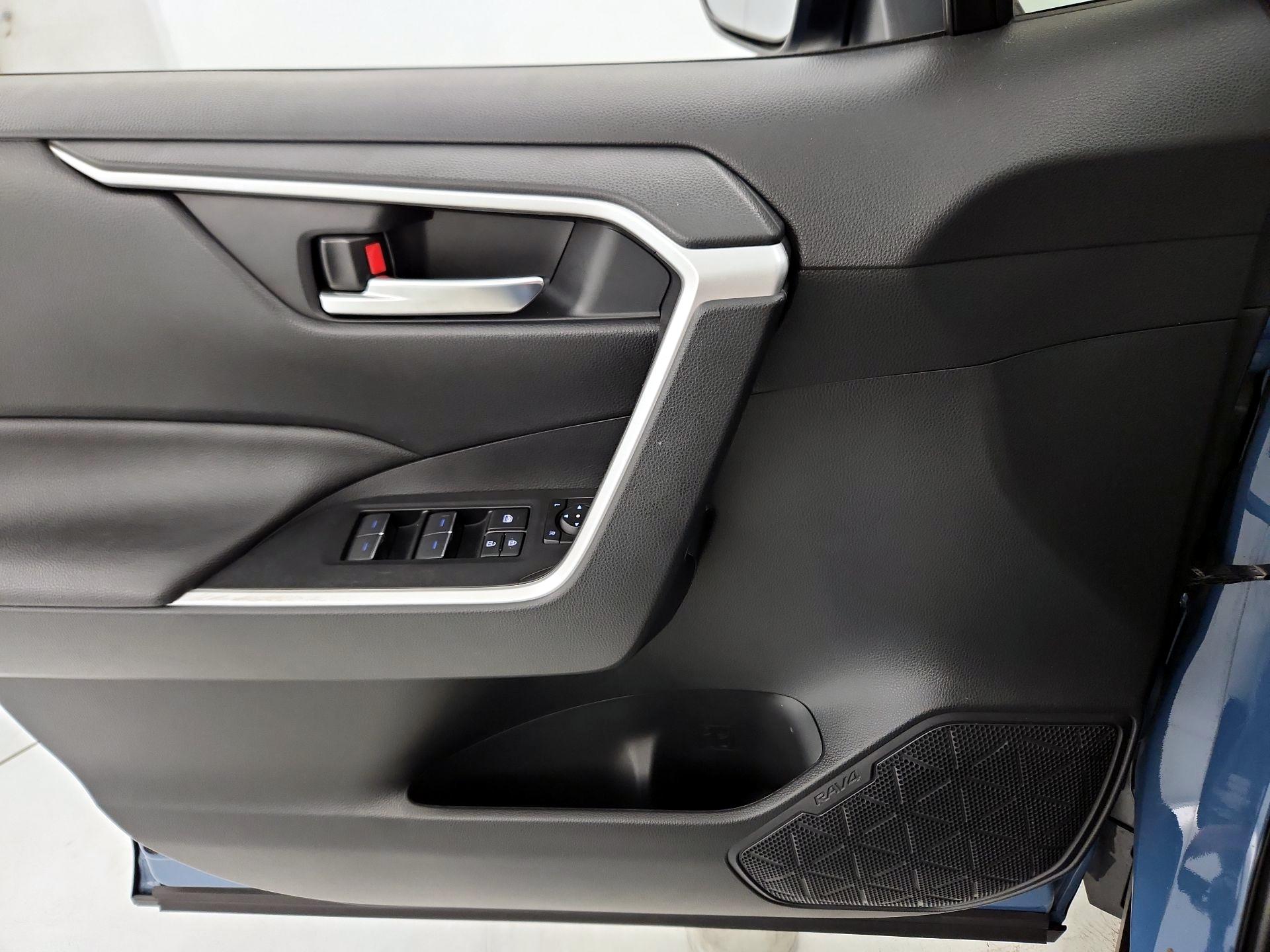 Thumbnail: 2022 Toyota RAV4 - 12