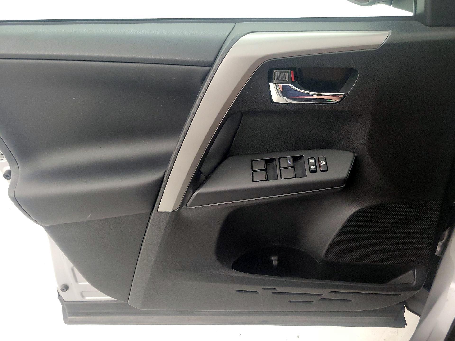 Thumbnail: 2016 Toyota RAV4 - 12