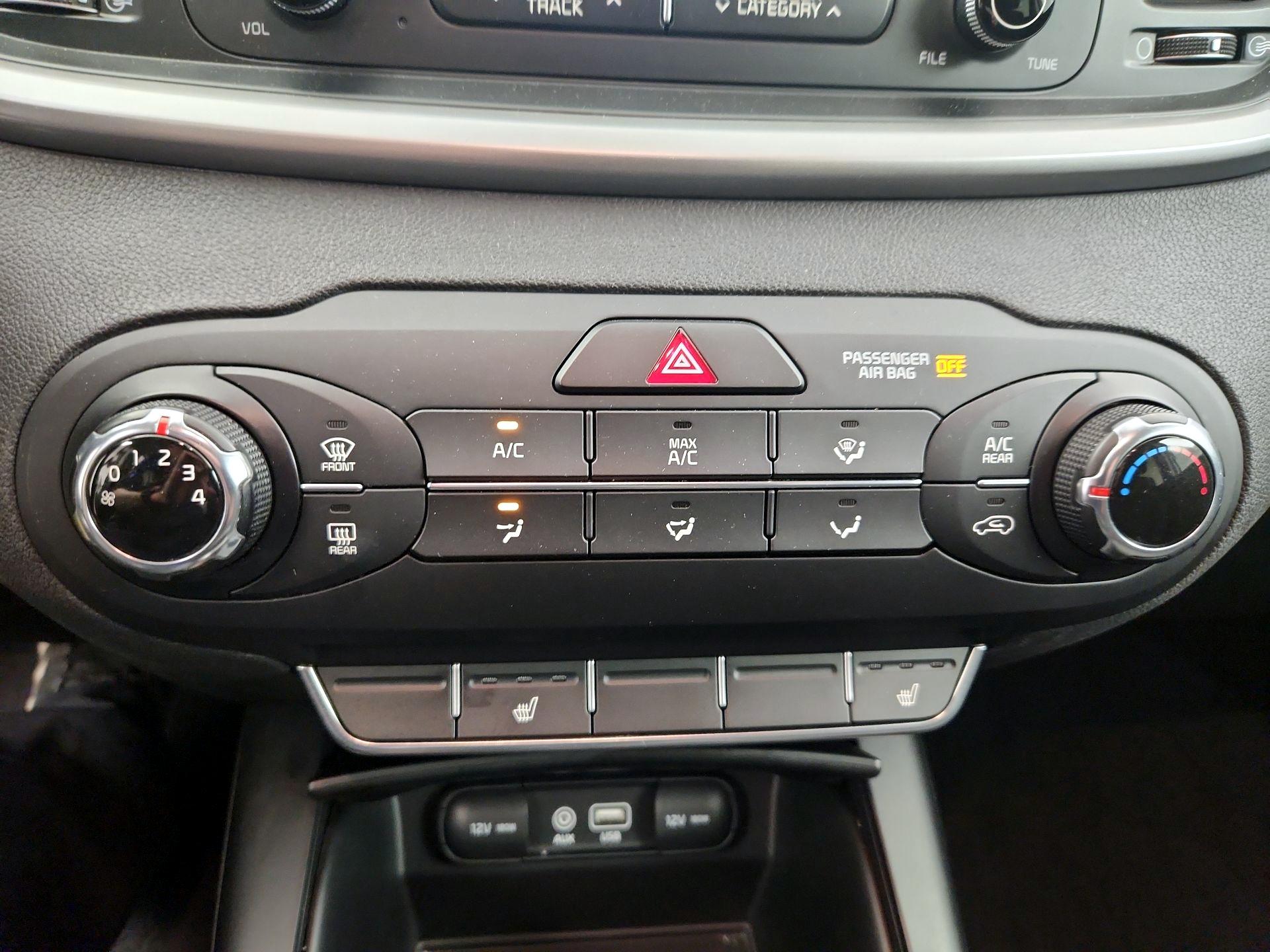 Thumbnail: 2016 Kia Sorento - 16