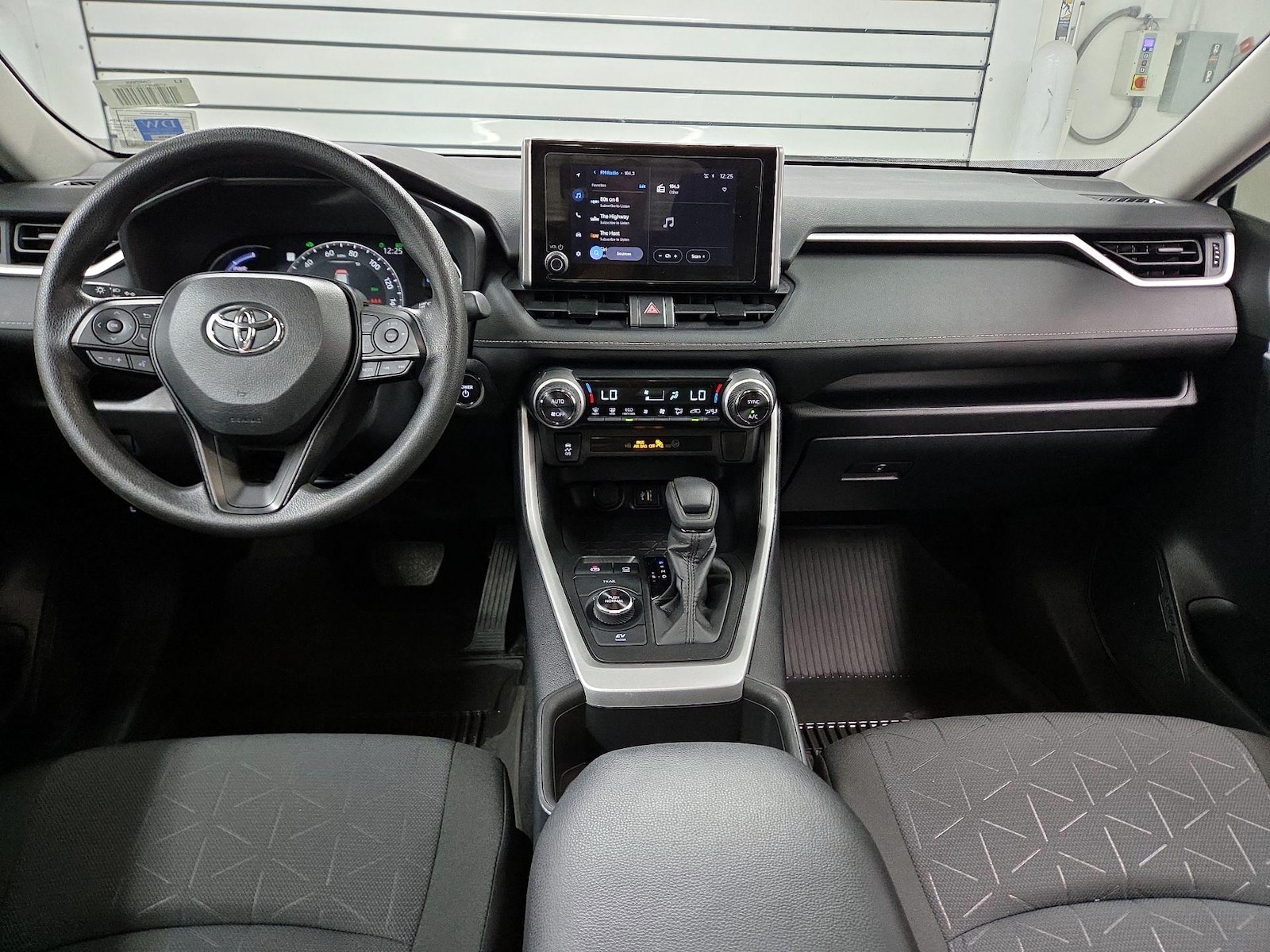 2025 Toyota RAV4 XLE - Photo 10