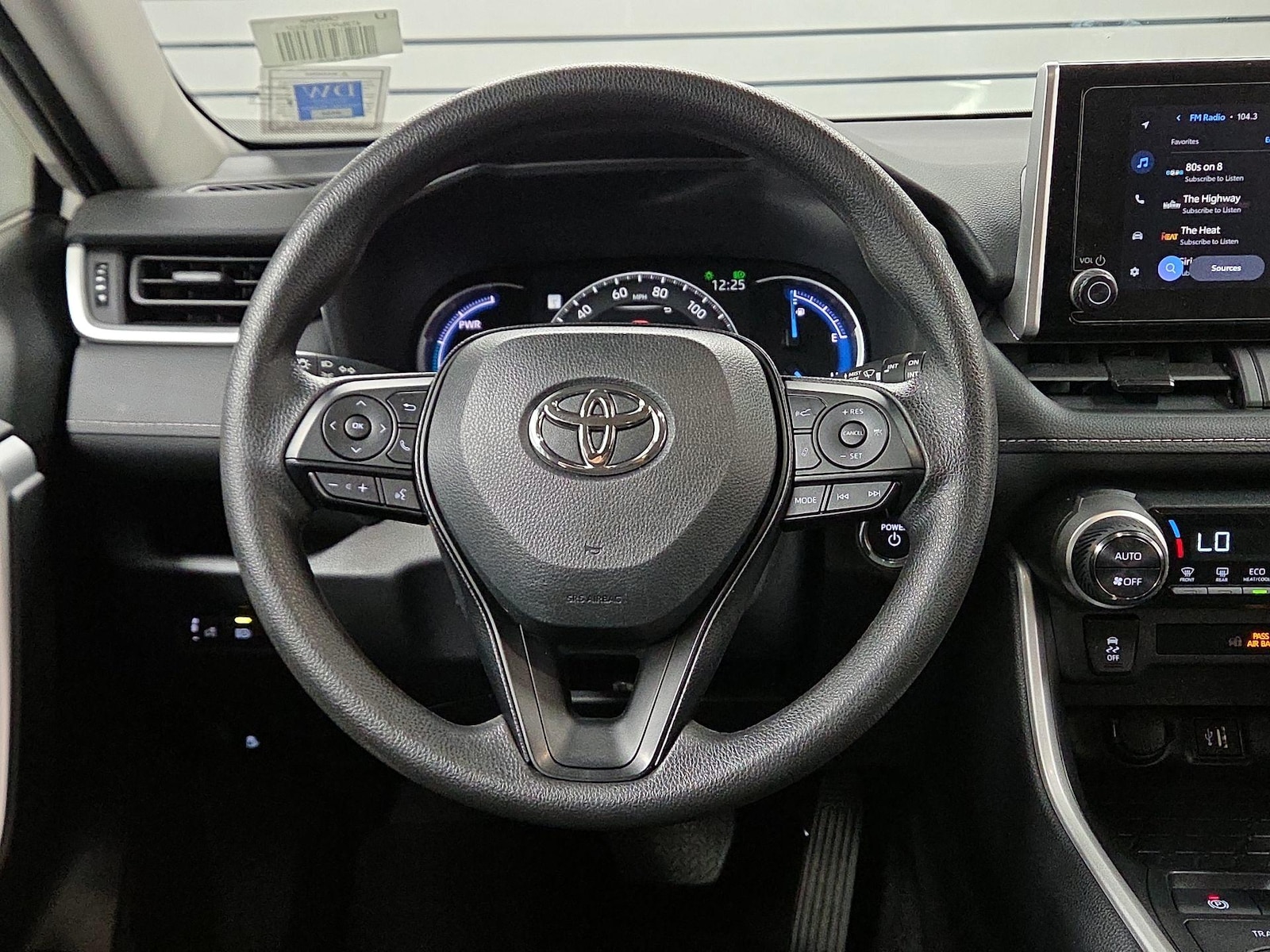 2025 Toyota RAV4 XLE - Photo 11
