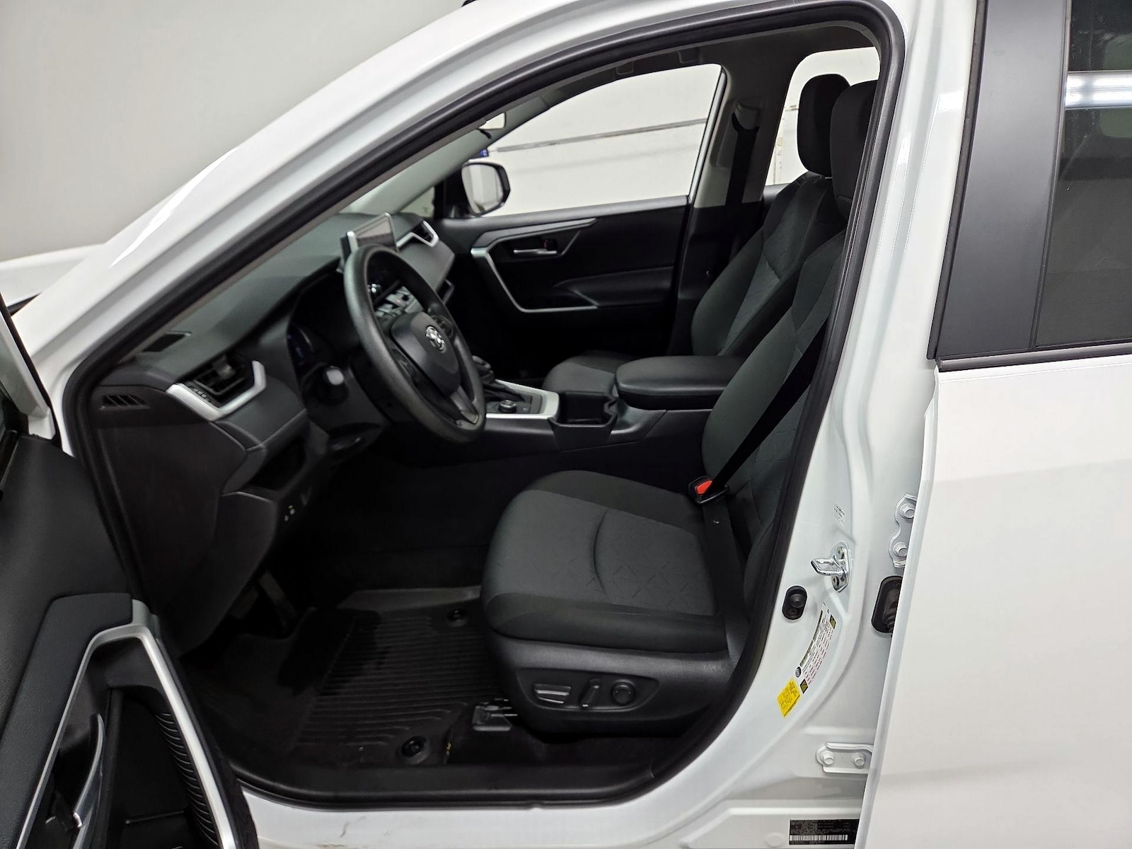 2025 Toyota RAV4 XLE - Photo 12