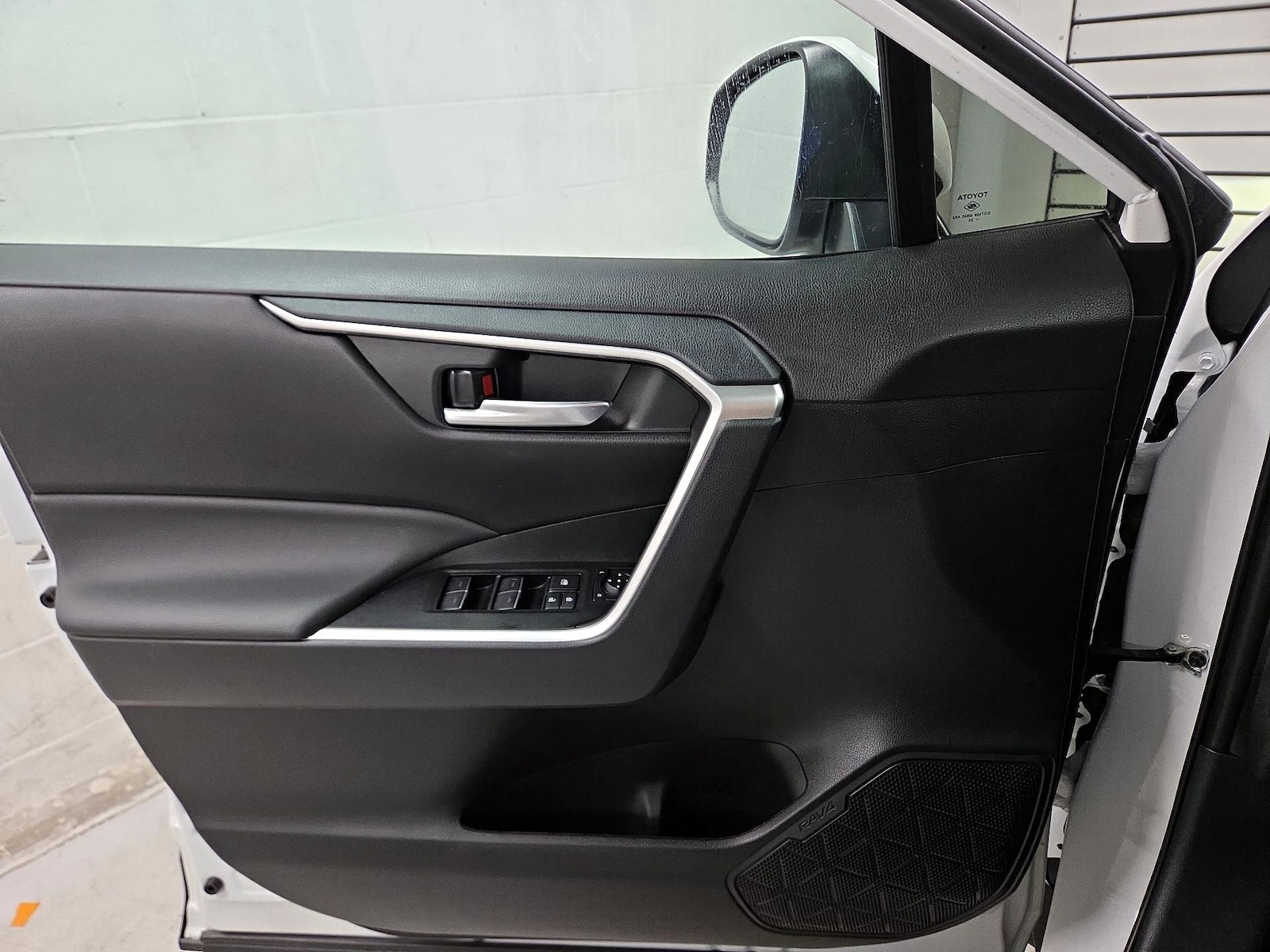 2025 Toyota RAV4 XLE - Photo 13