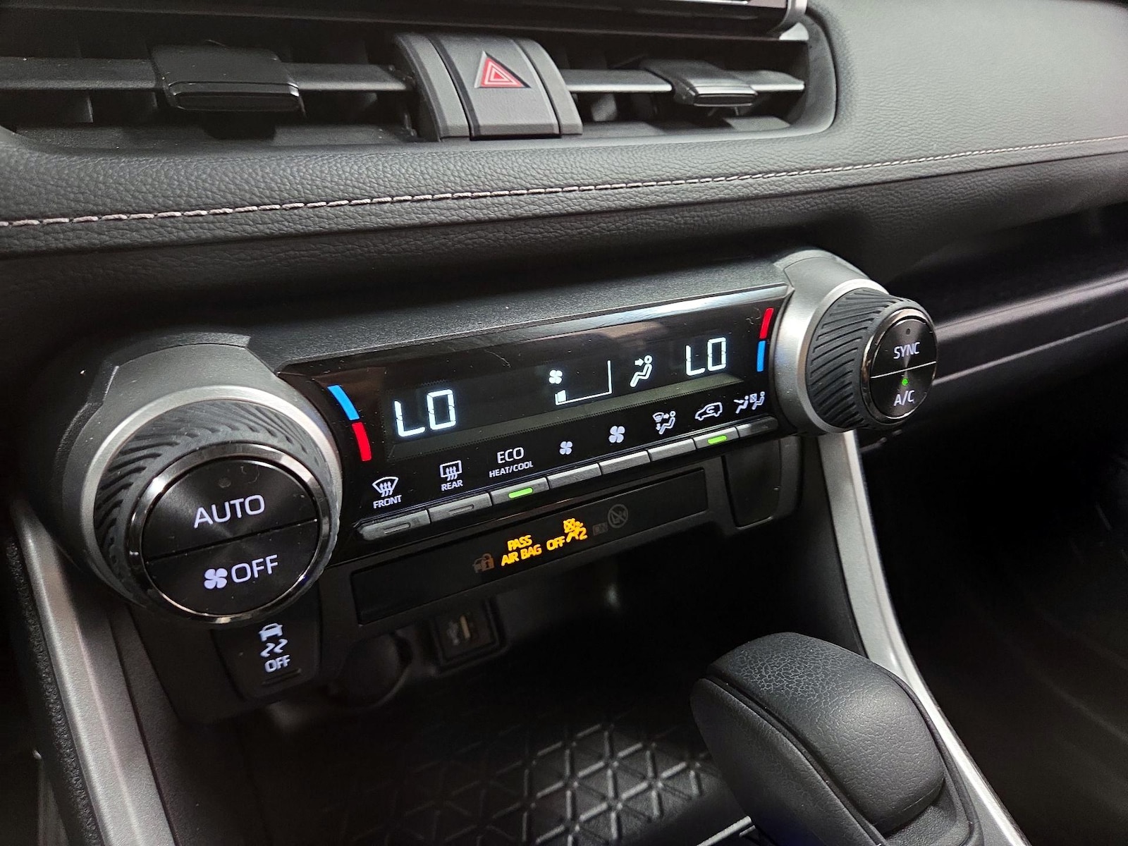 2025 Toyota RAV4 XLE - Photo 15