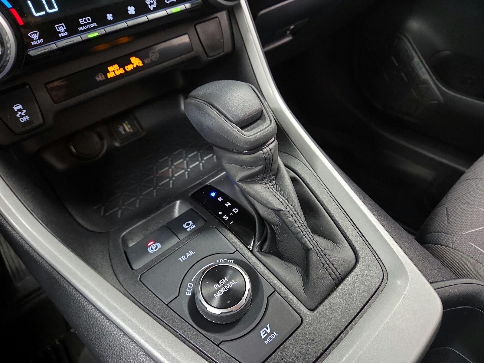2025 Toyota RAV4 XLE - Photo 16