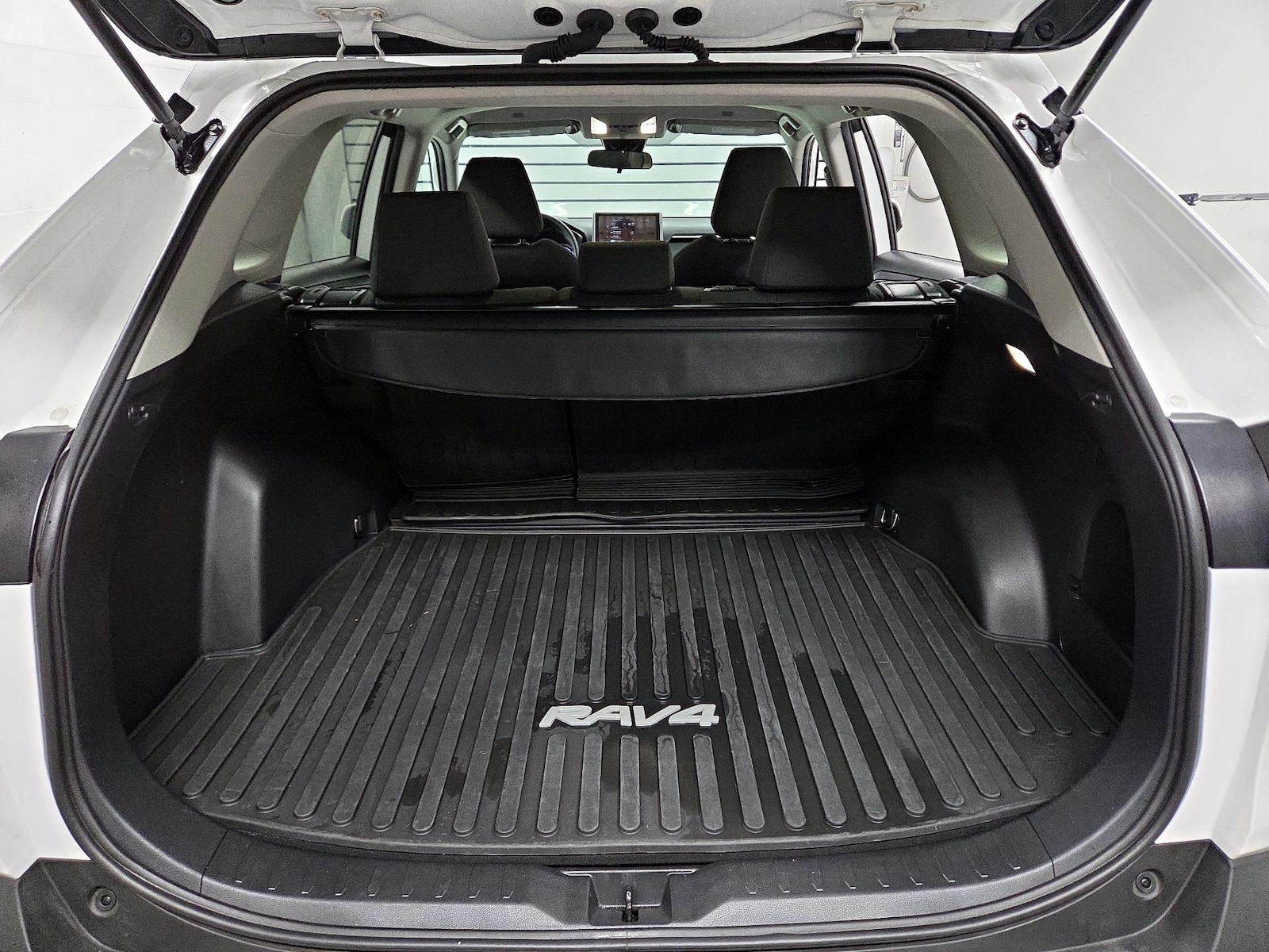 2025 Toyota RAV4 XLE - Photo 17