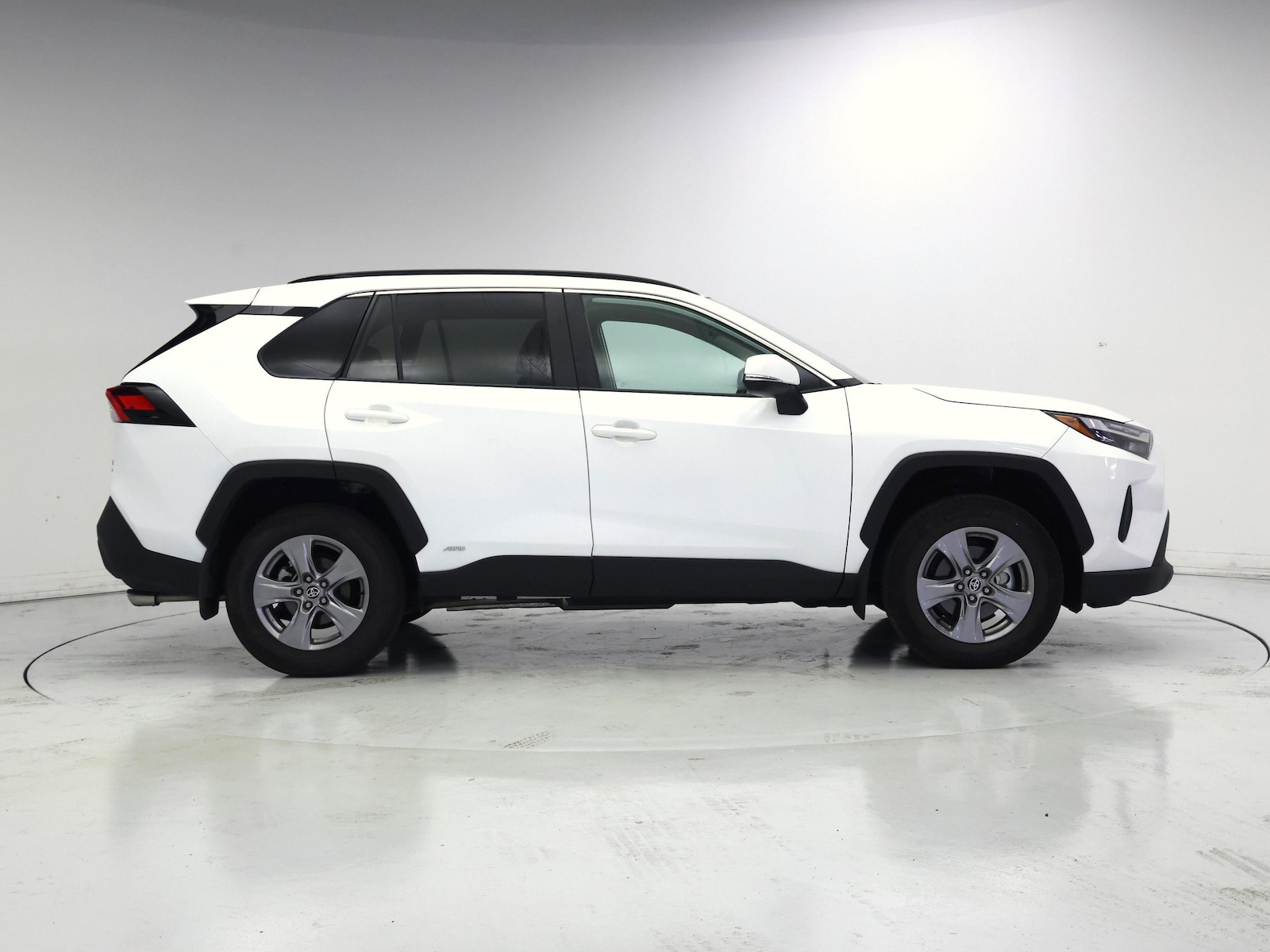 2025 Toyota RAV4 XLE - Photo 8