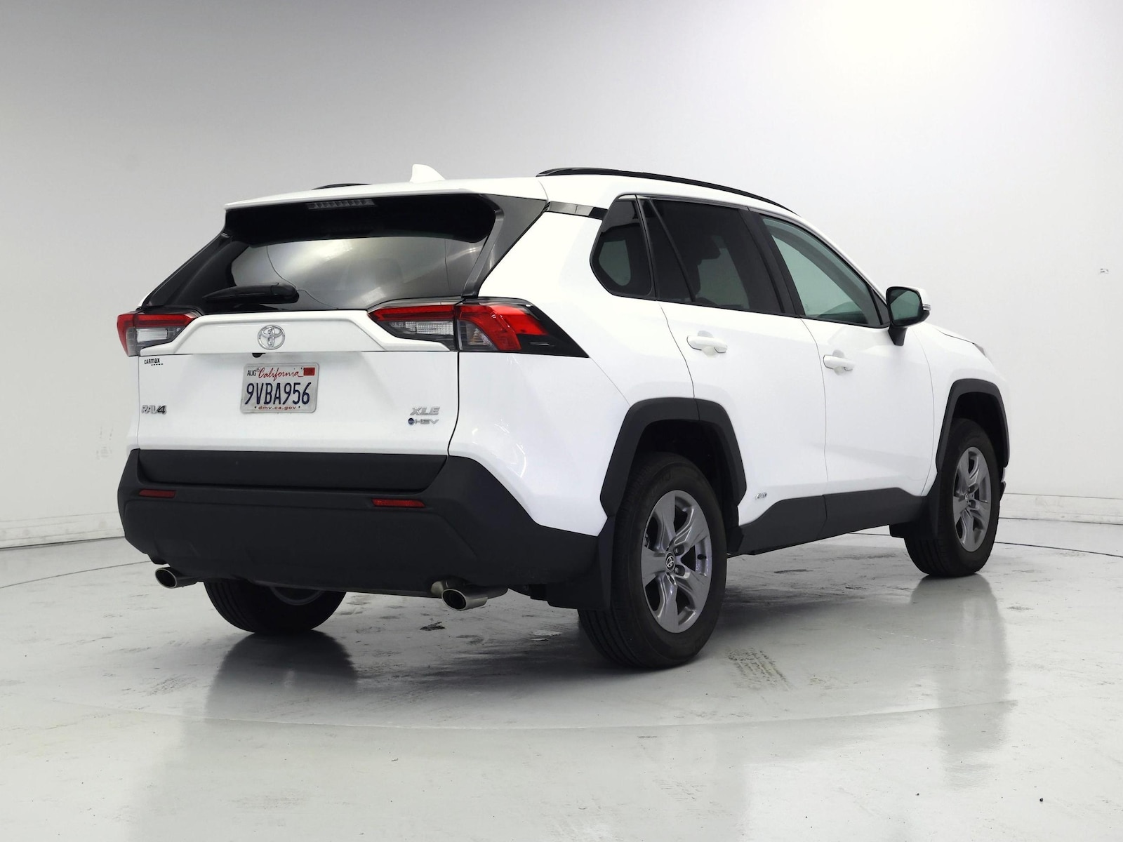2025 Toyota RAV4 XLE - Photo 9