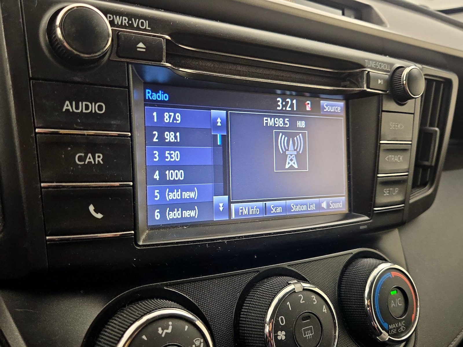 2016 Toyota RAV4 LE - Photo 16