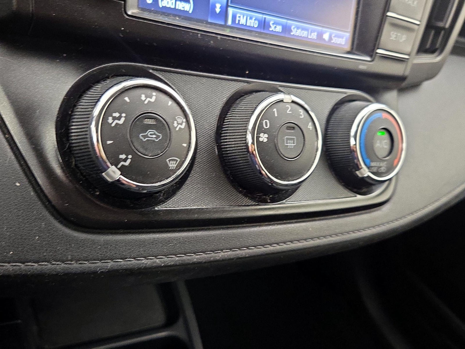 2016 Toyota RAV4 LE - Photo 17