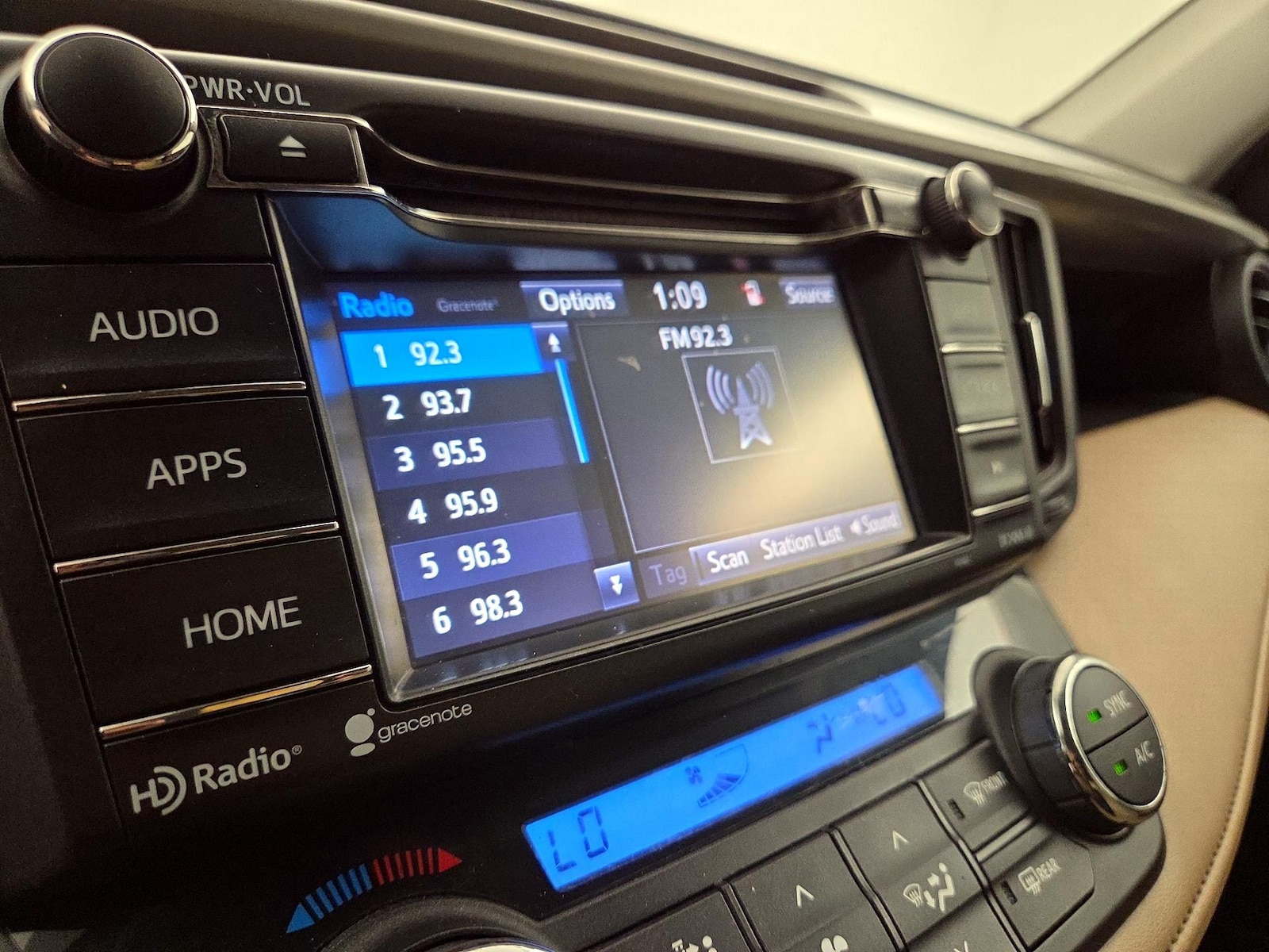 2018 Toyota RAV4 XLE - Photo 16