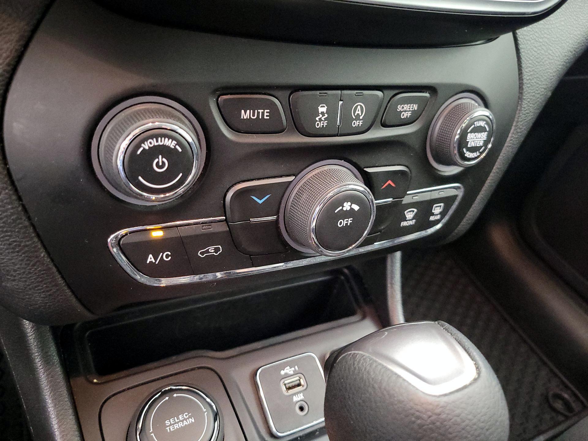 Thumbnail: 2020 Jeep Cherokee - 16