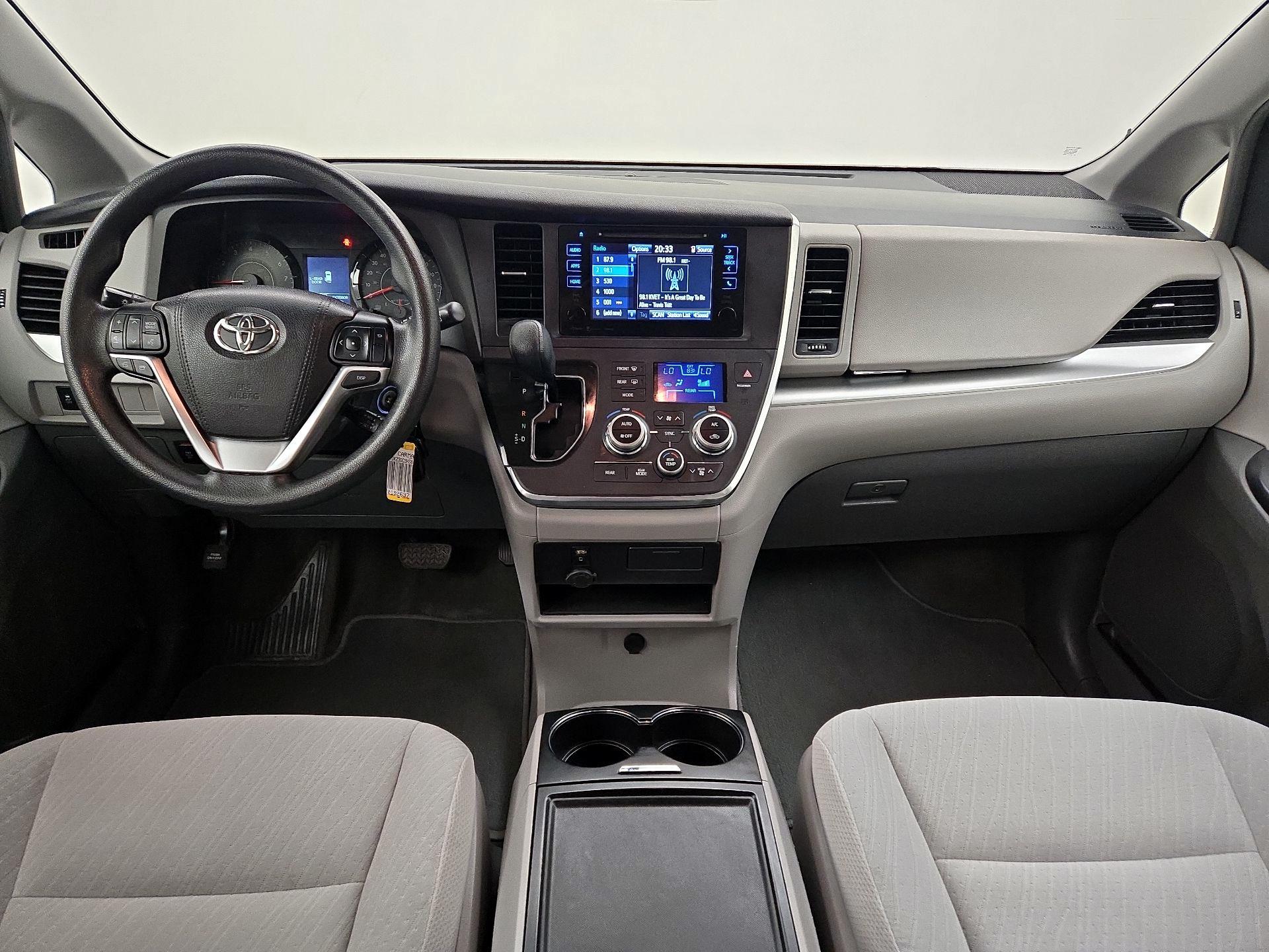 Thumbnail: 2017 Toyota Sienna - 9