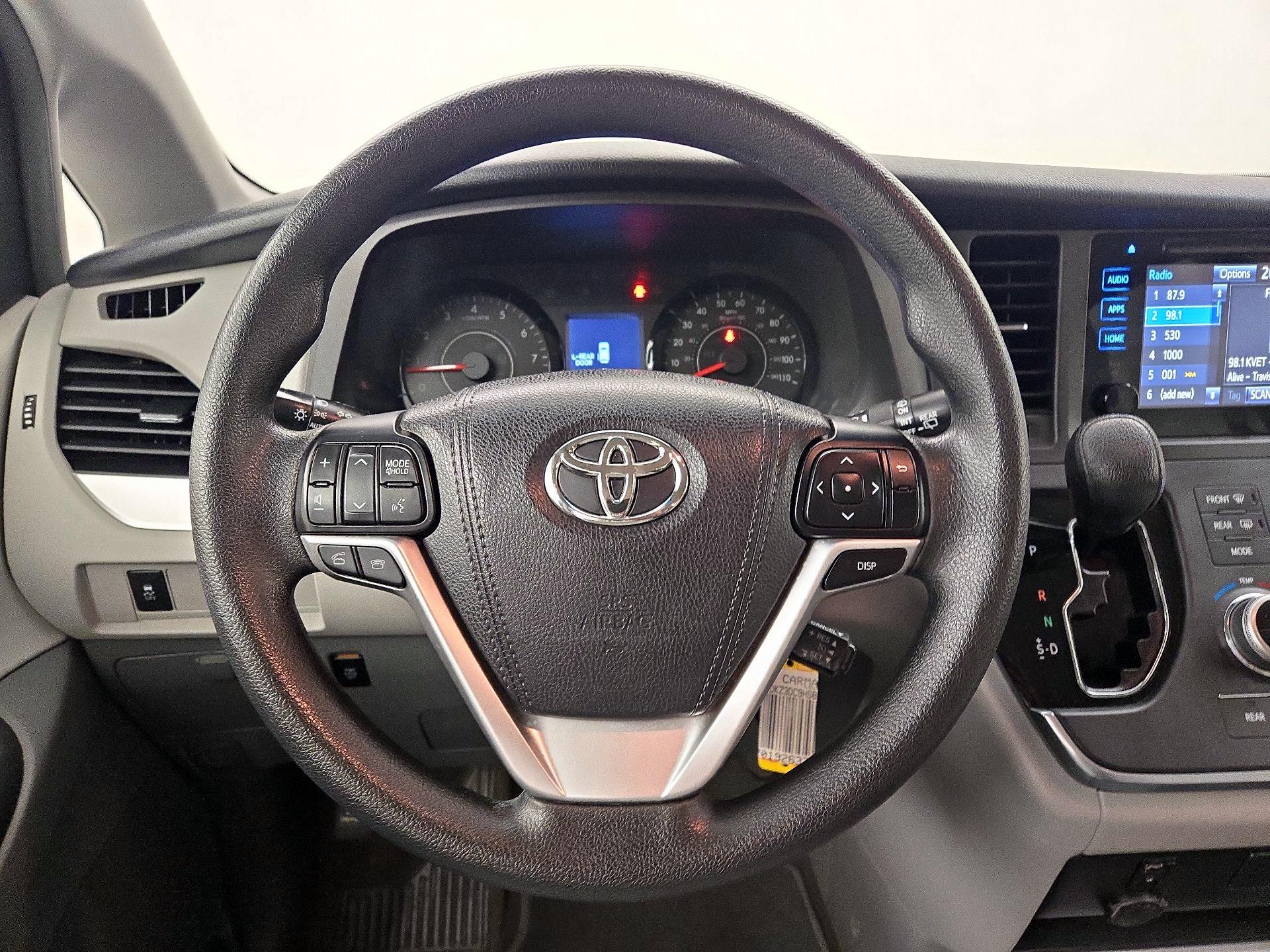 Thumbnail: 2017 Toyota Sienna - 10