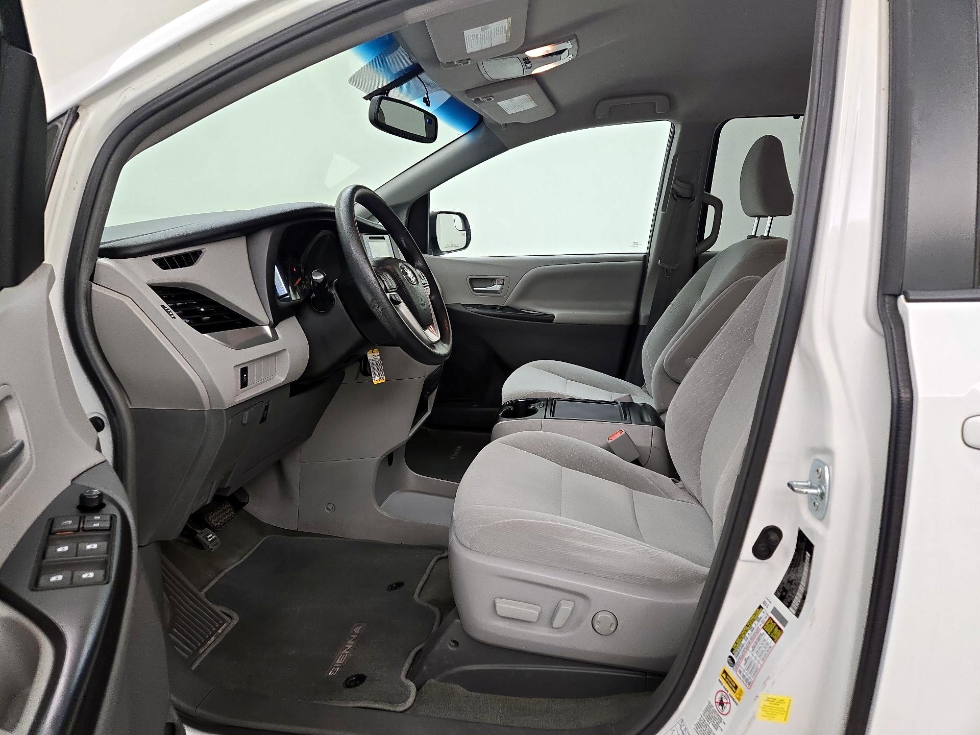 Thumbnail: 2017 Toyota Sienna - 11