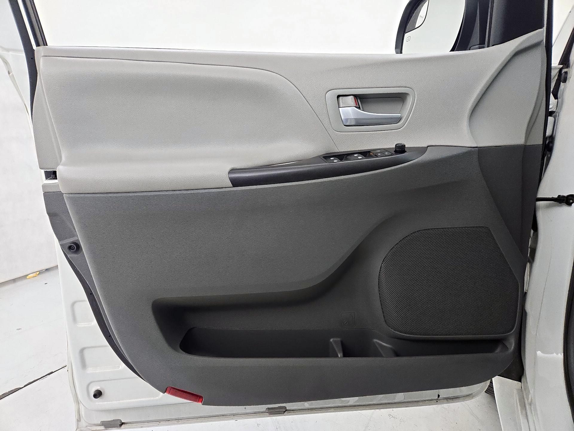 Thumbnail: 2017 Toyota Sienna - 12