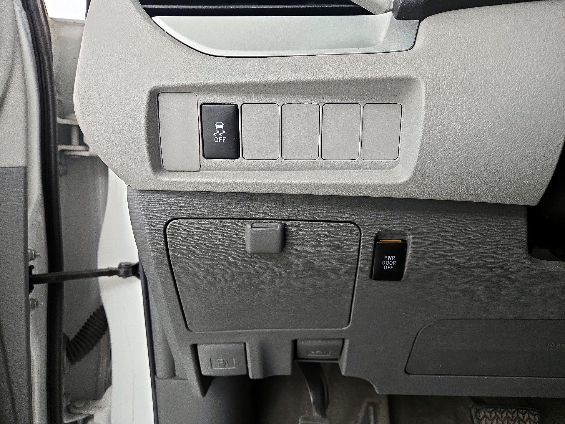 Thumbnail: 2017 Toyota Sienna - 13