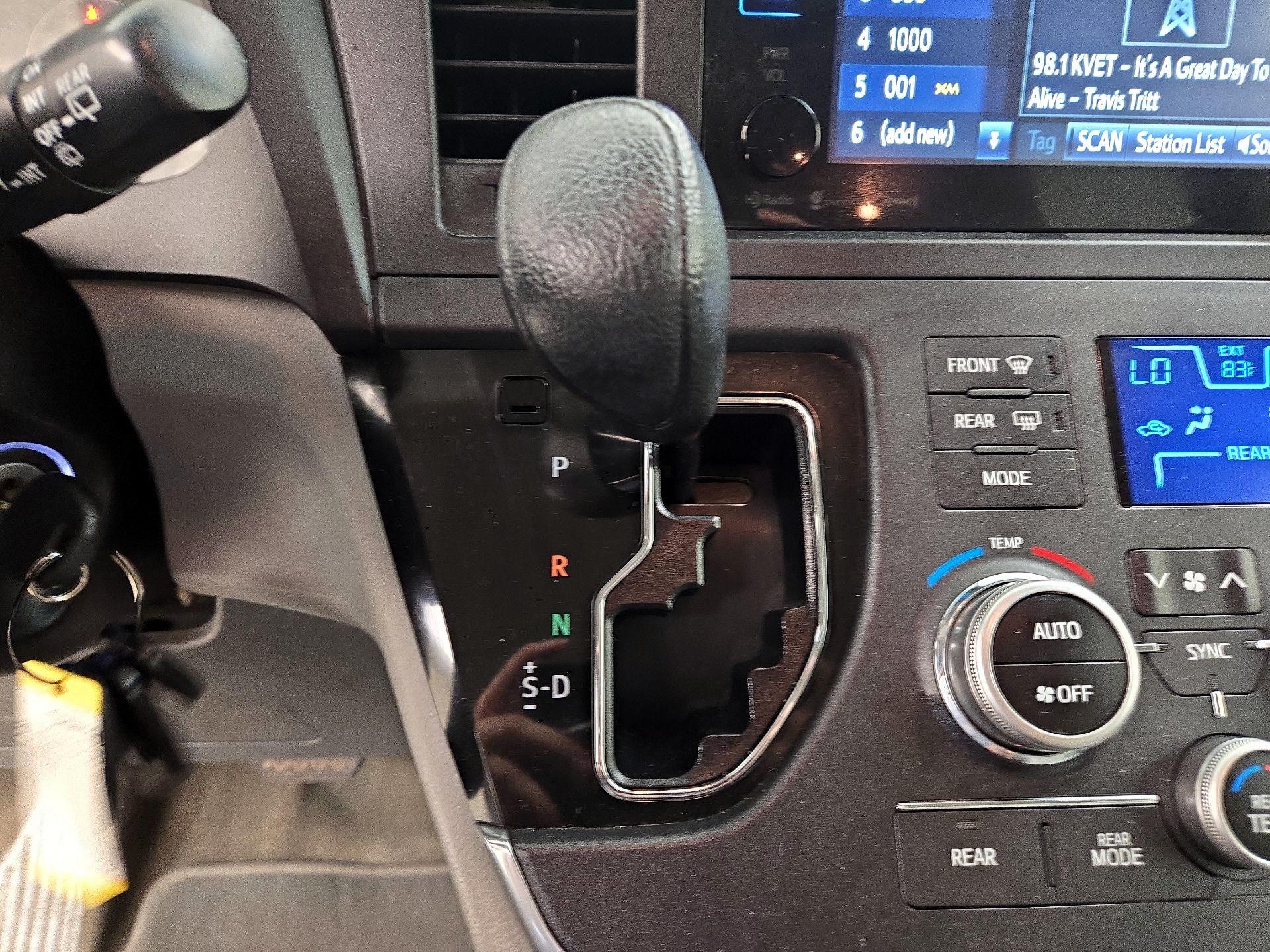 Thumbnail: 2017 Toyota Sienna - 17
