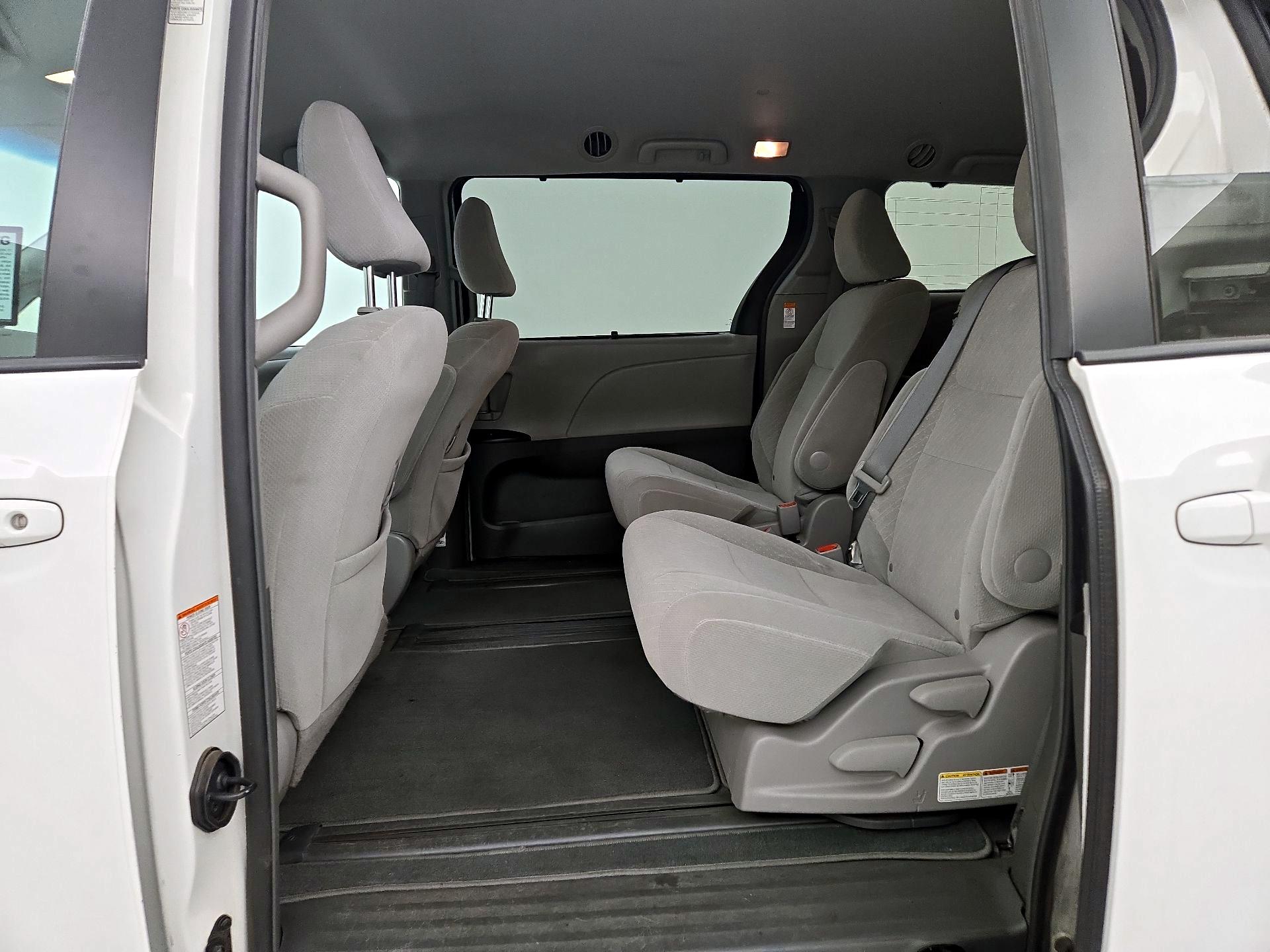 Thumbnail: 2017 Toyota Sienna - 19