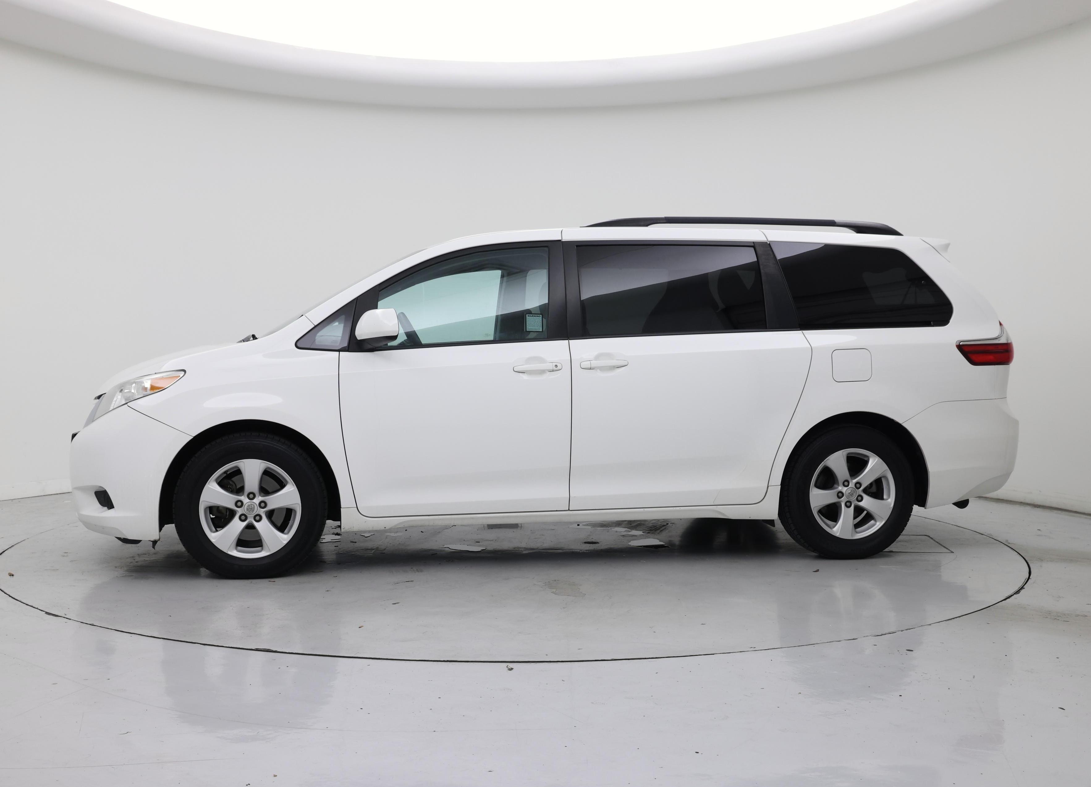 Thumbnail: 2017 Toyota Sienna - 3