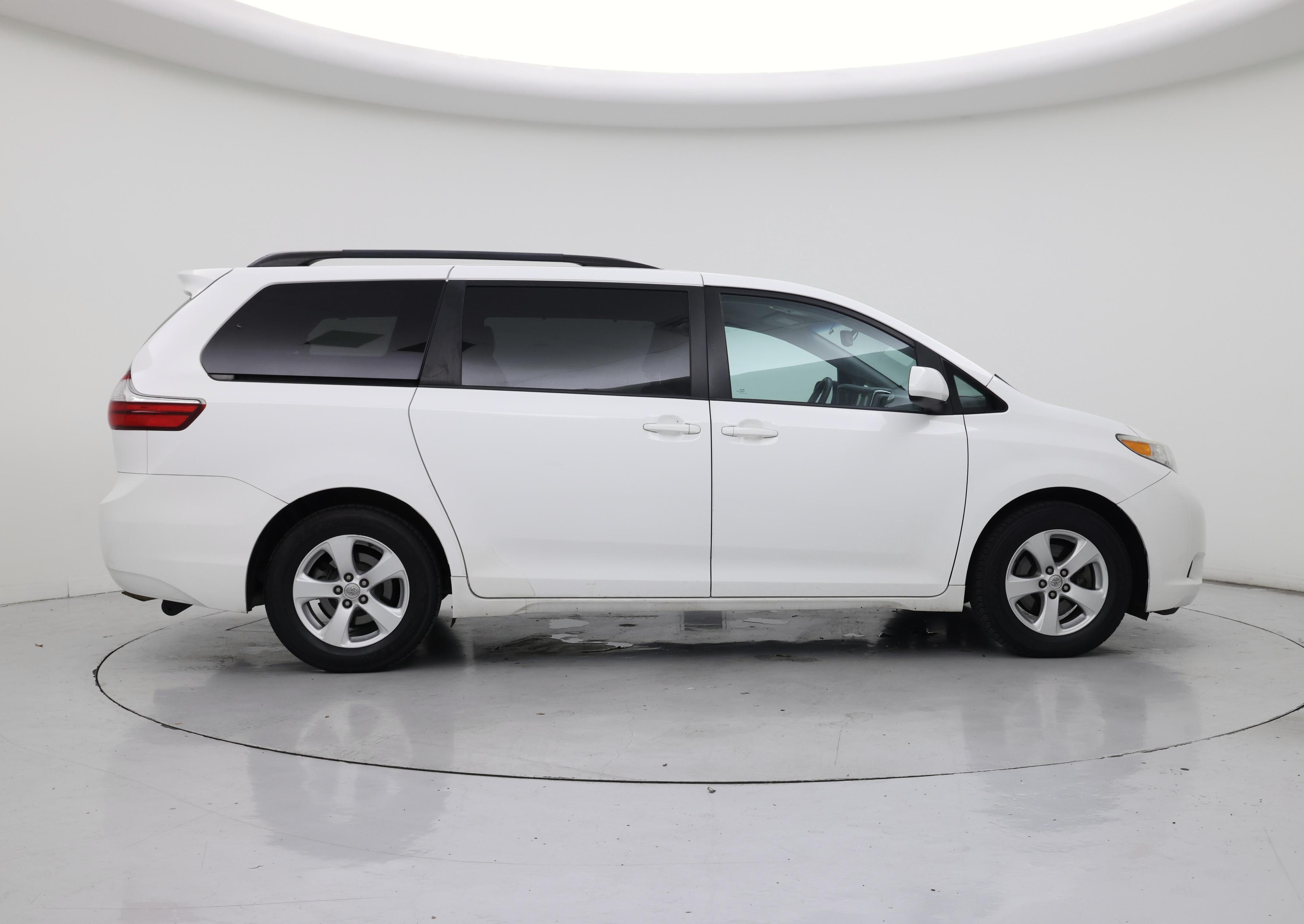 Thumbnail: 2017 Toyota Sienna - 7