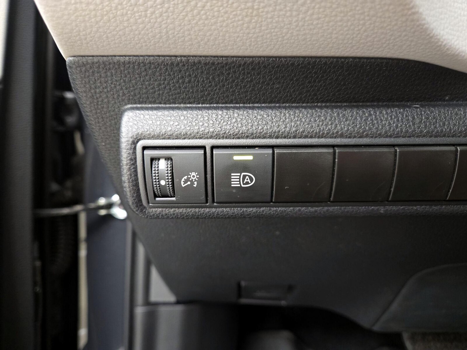 2025 Toyota Corolla LE - Photo 14