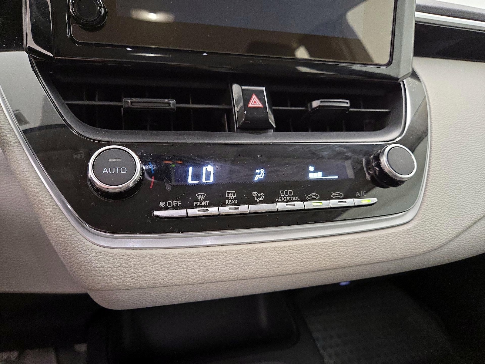2025 Toyota Corolla LE - Photo 17