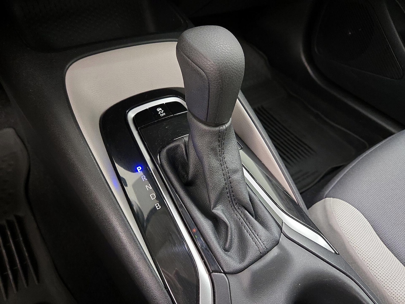 2025 Toyota Corolla LE - Photo 18