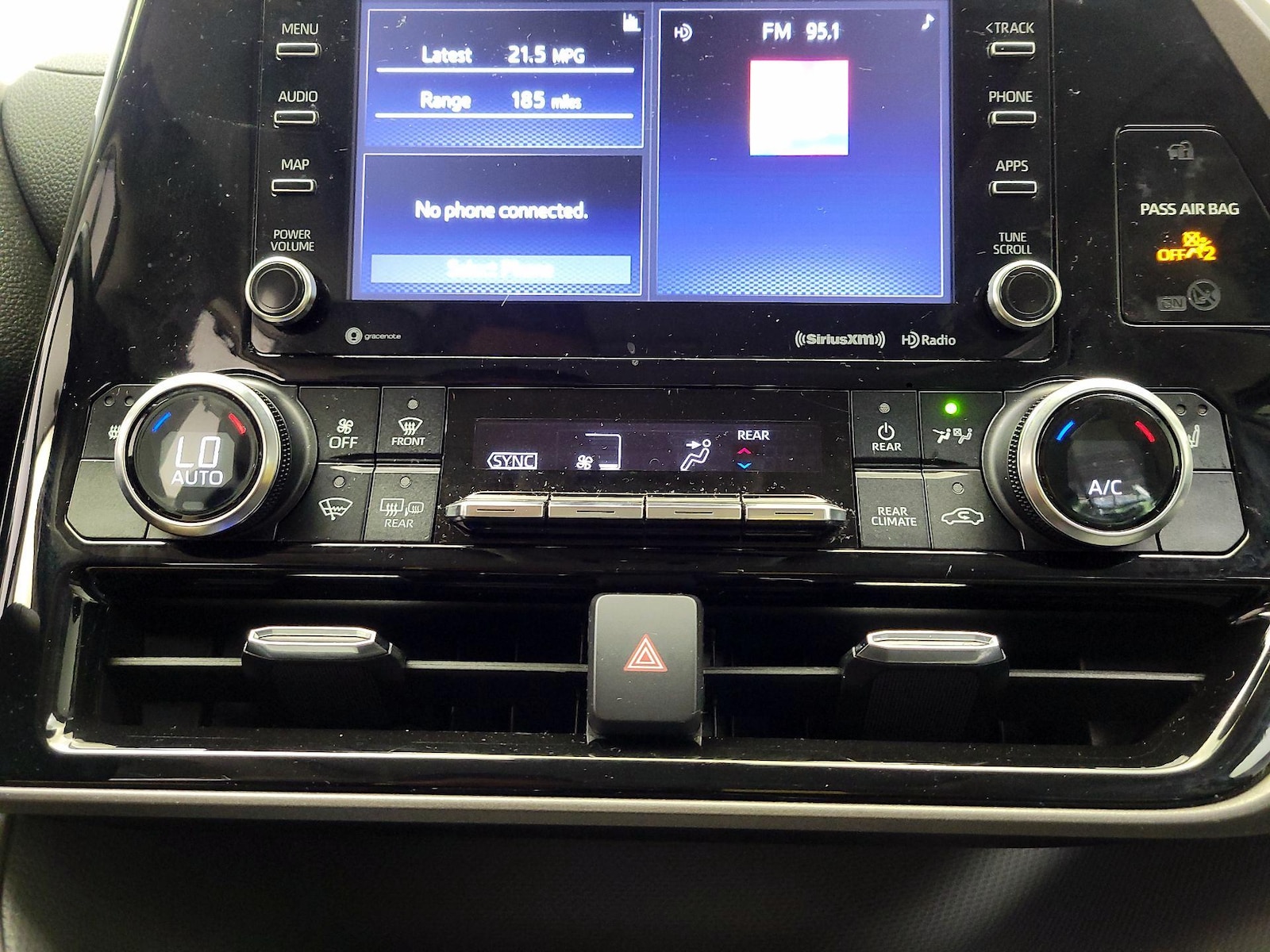 2022 Toyota Highlander XLE - Photo 17