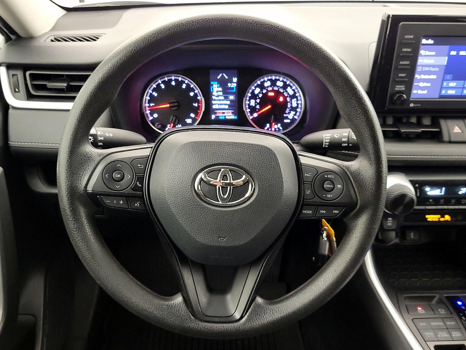 2022 Toyota RAV4 LE - Photo 11