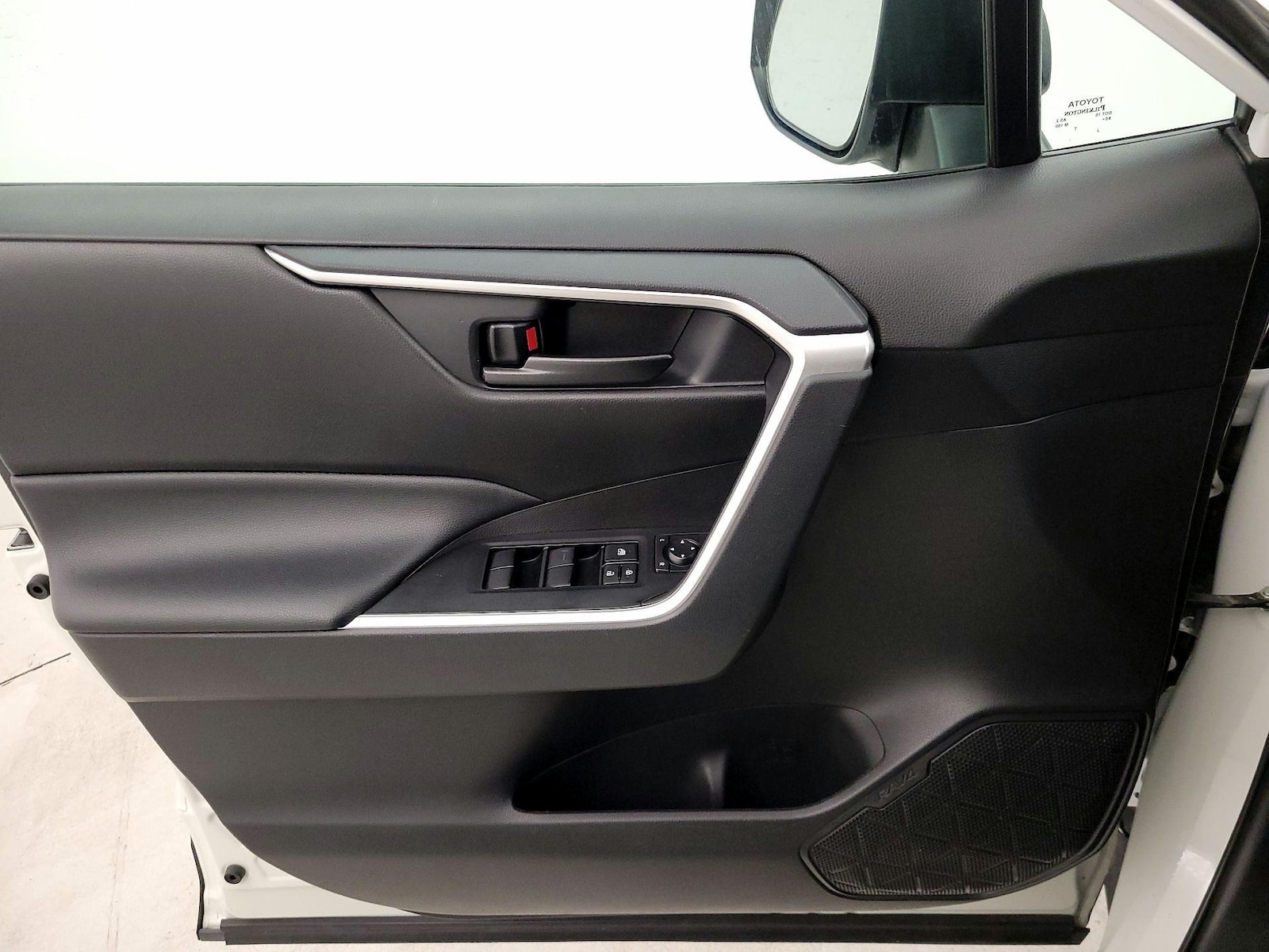 2022 Toyota RAV4 LE - Photo 13