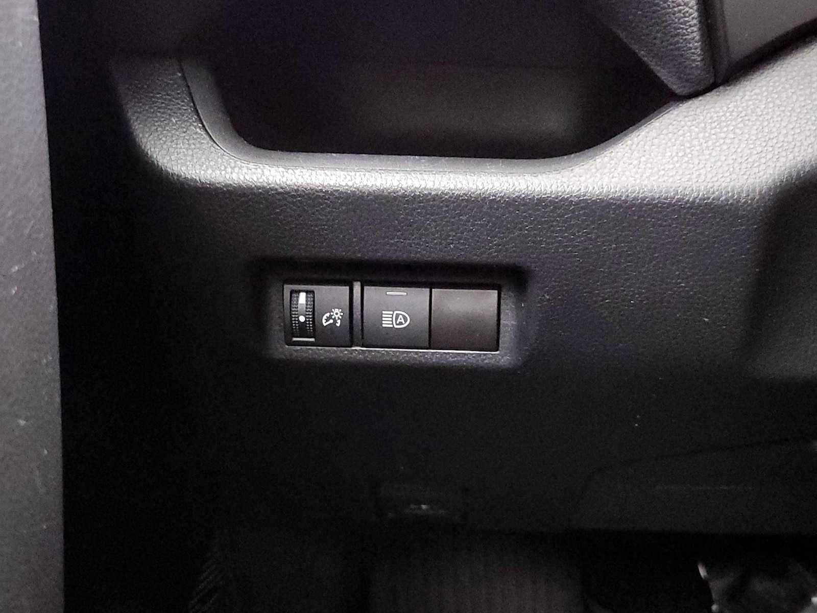 2022 Toyota RAV4 LE - Photo 14
