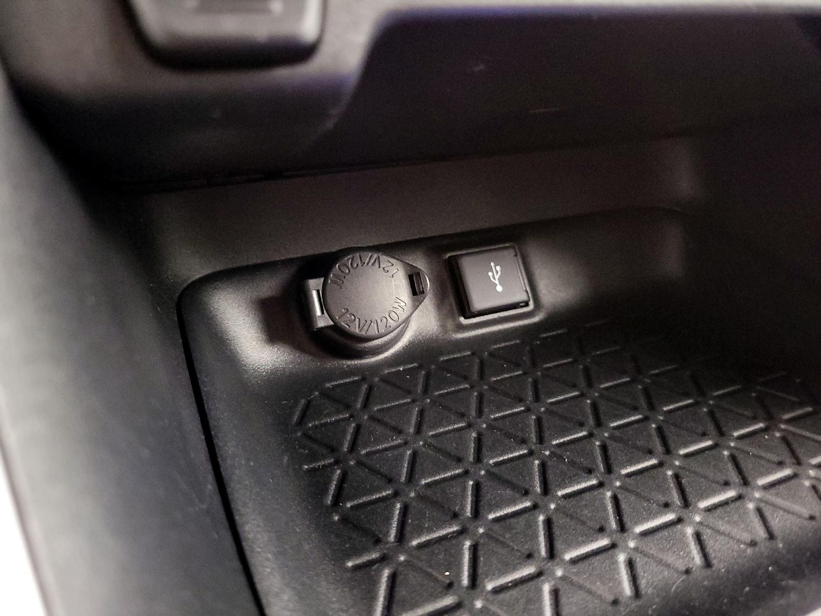 2022 Toyota RAV4 LE - Photo 19