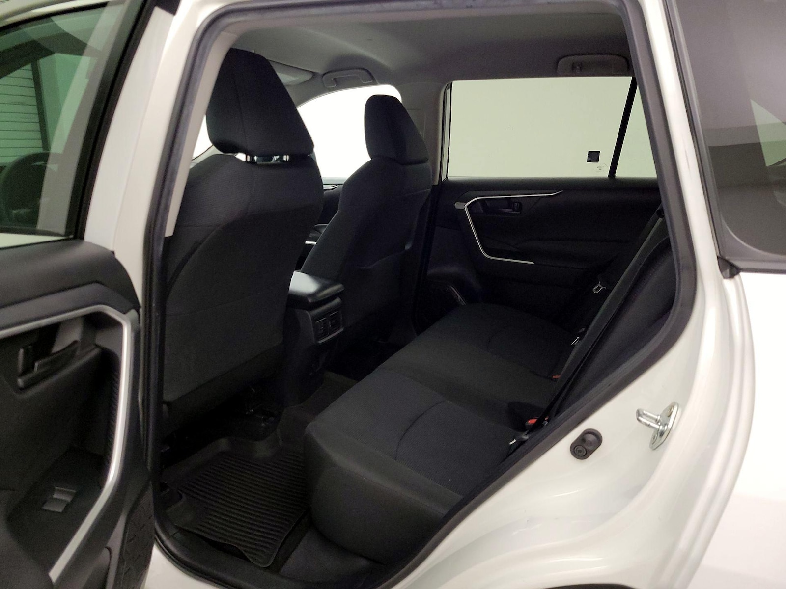 2022 Toyota RAV4 LE - Photo 20
