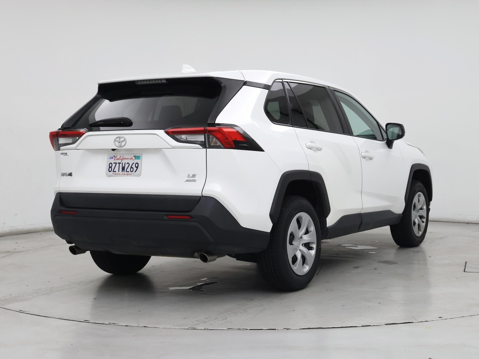 2022 Toyota RAV4 LE - Photo 9