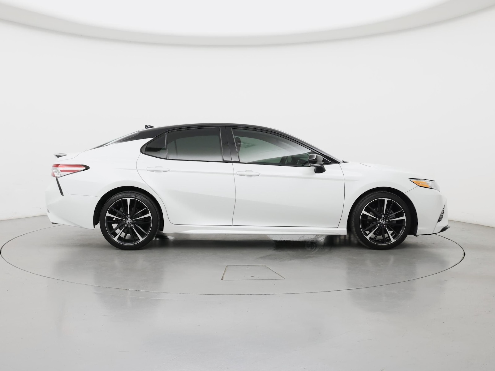 2020 Toyota Camry XSE - Photo 8