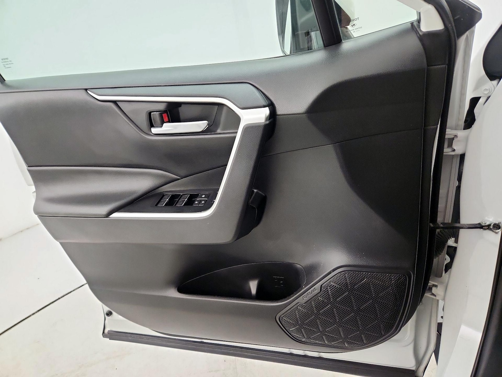 2023 Toyota RAV4 XLE - Photo 13